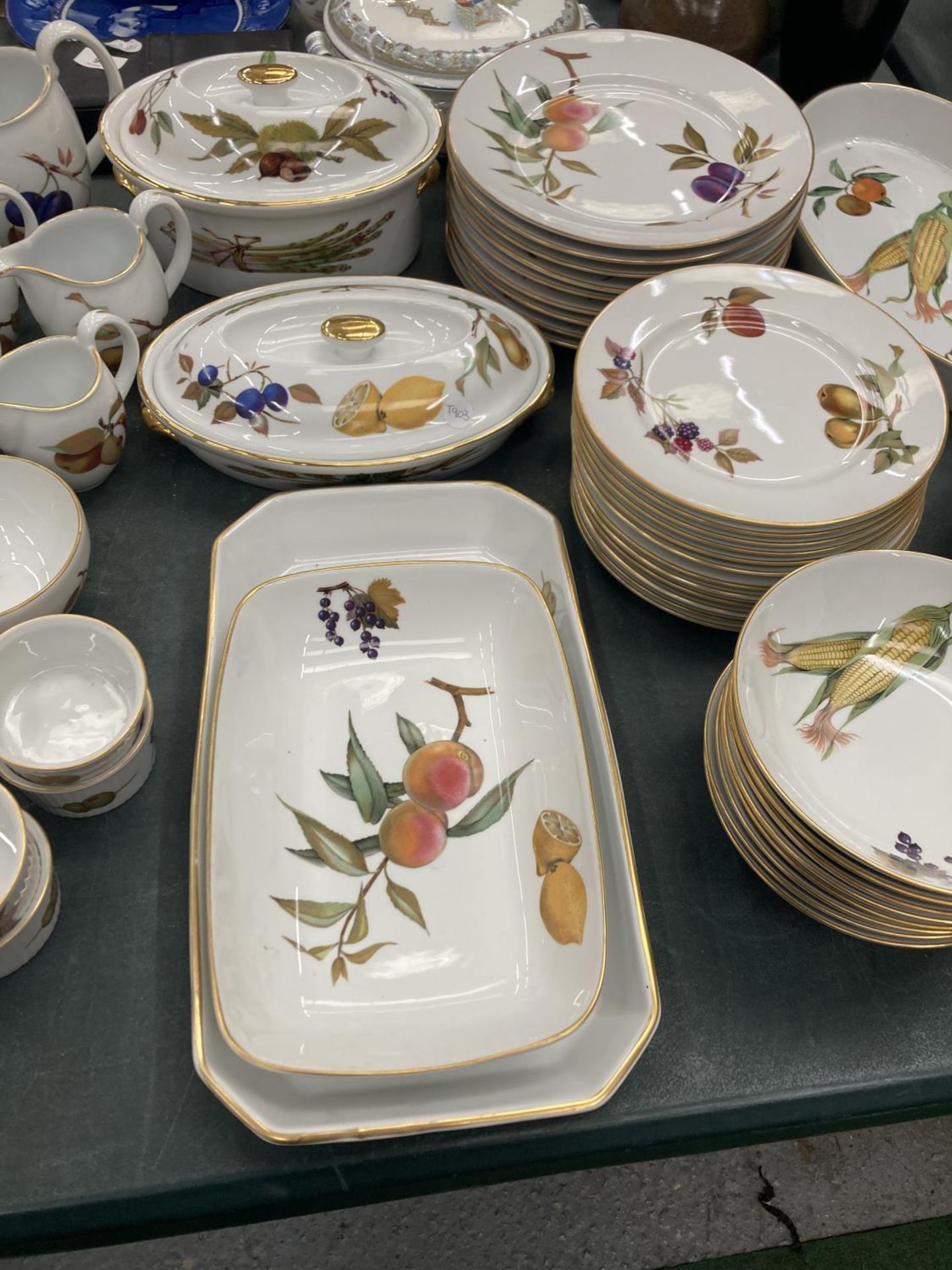 A LARGE COLLECTION OF ROYAL WORCESTER EVESHAM DINNERWARE TO INCLUDE LIDDED SERVING DISHES, PLATES, - Bild 5 aus 7