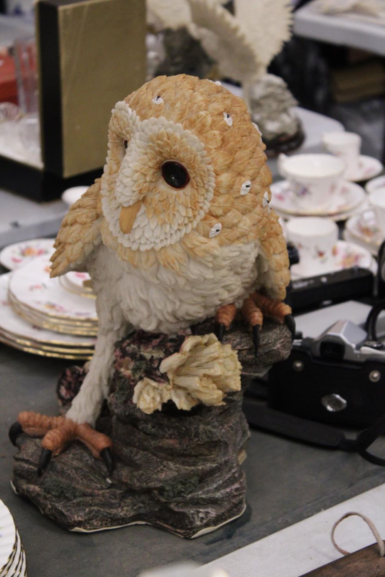 A LARGE MODEL OF A BARN OWL, HEIGHT 38CM - Image 3 of 5