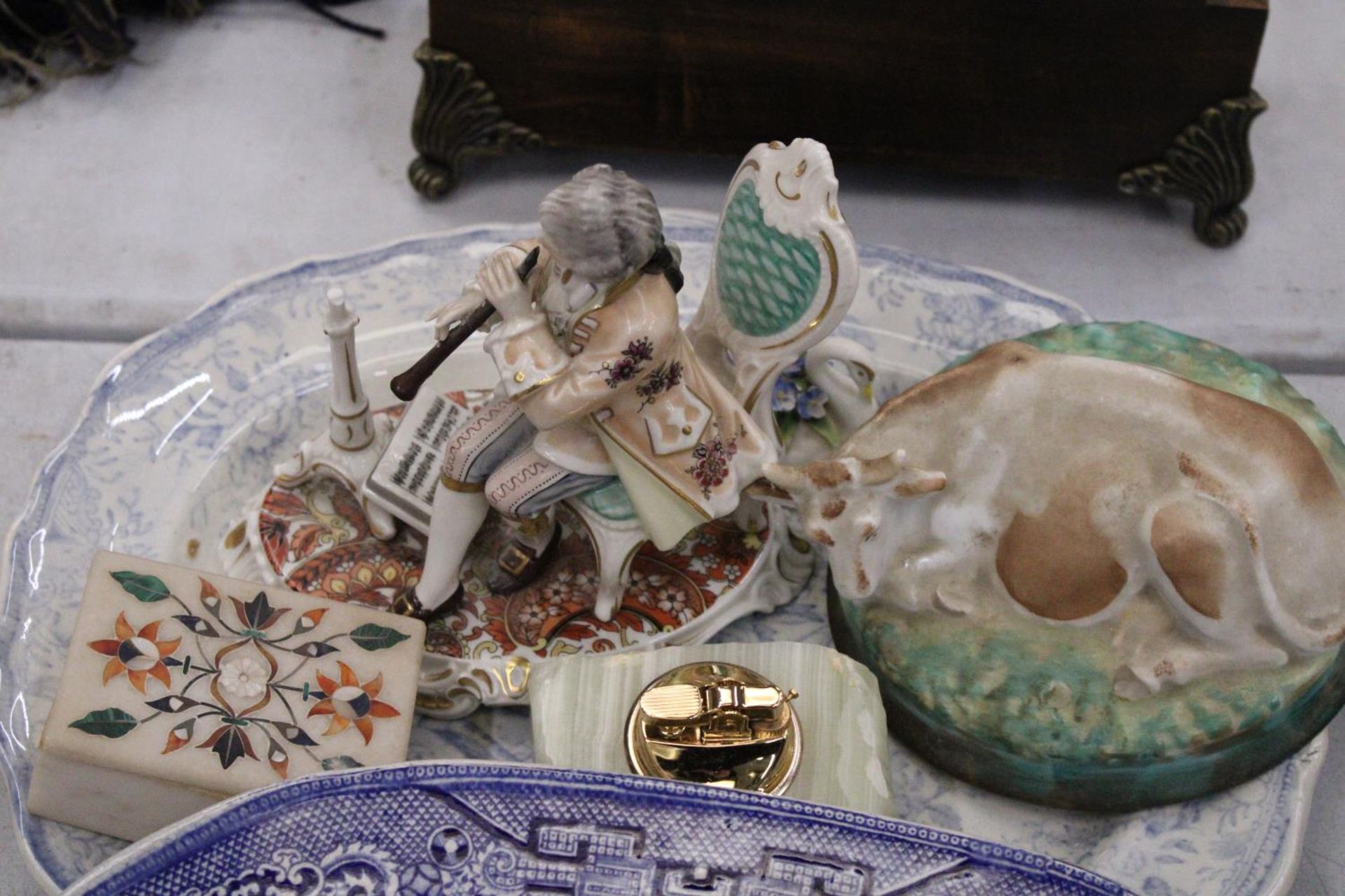 TWO VINTAGE BLUE AND WHITE PLATTERS, CABINET PLATES, AN ONYX TABLE LIGHTER, TRINKET BOX AND FIGURINE - Image 2 of 6