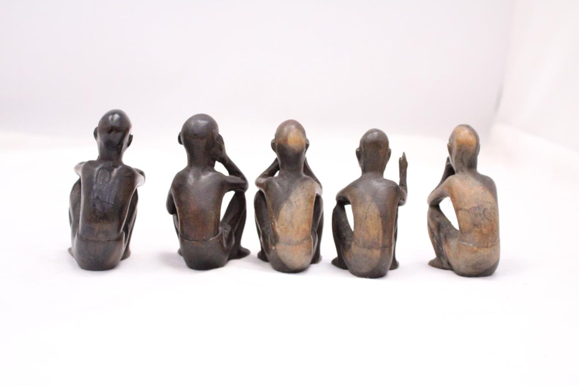 A COLLECTION OF FIVE VINTAGE WOODEN AFRICAN FIGURES - Image 3 of 5