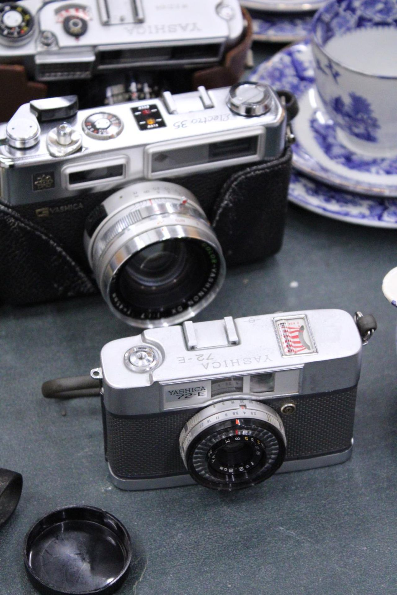 A MIXED LOT OF YASHICA VINTAGE CAMERAS - Image 4 of 4