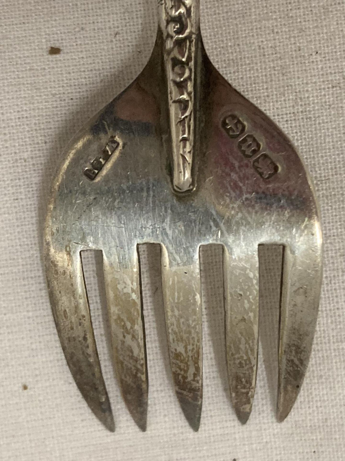 EIGHT SILVER CUTLERY ITEMS TO INCLUDE FIVE HALLMARKED SILVER KNIVES, A HALLMARKED SILVER HANDLED - Image 4 of 4