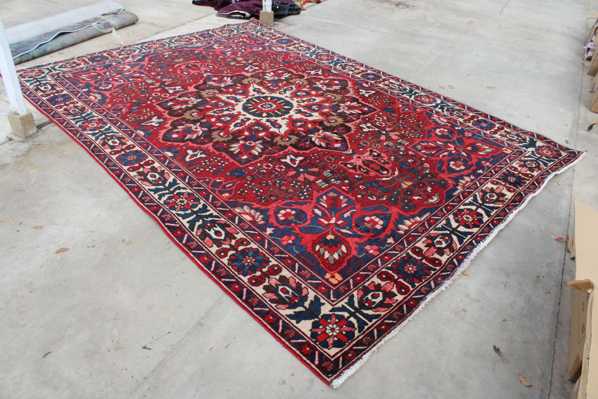 A LARGE RED PATTERNED FRINGED RUG - Image 2 of 5