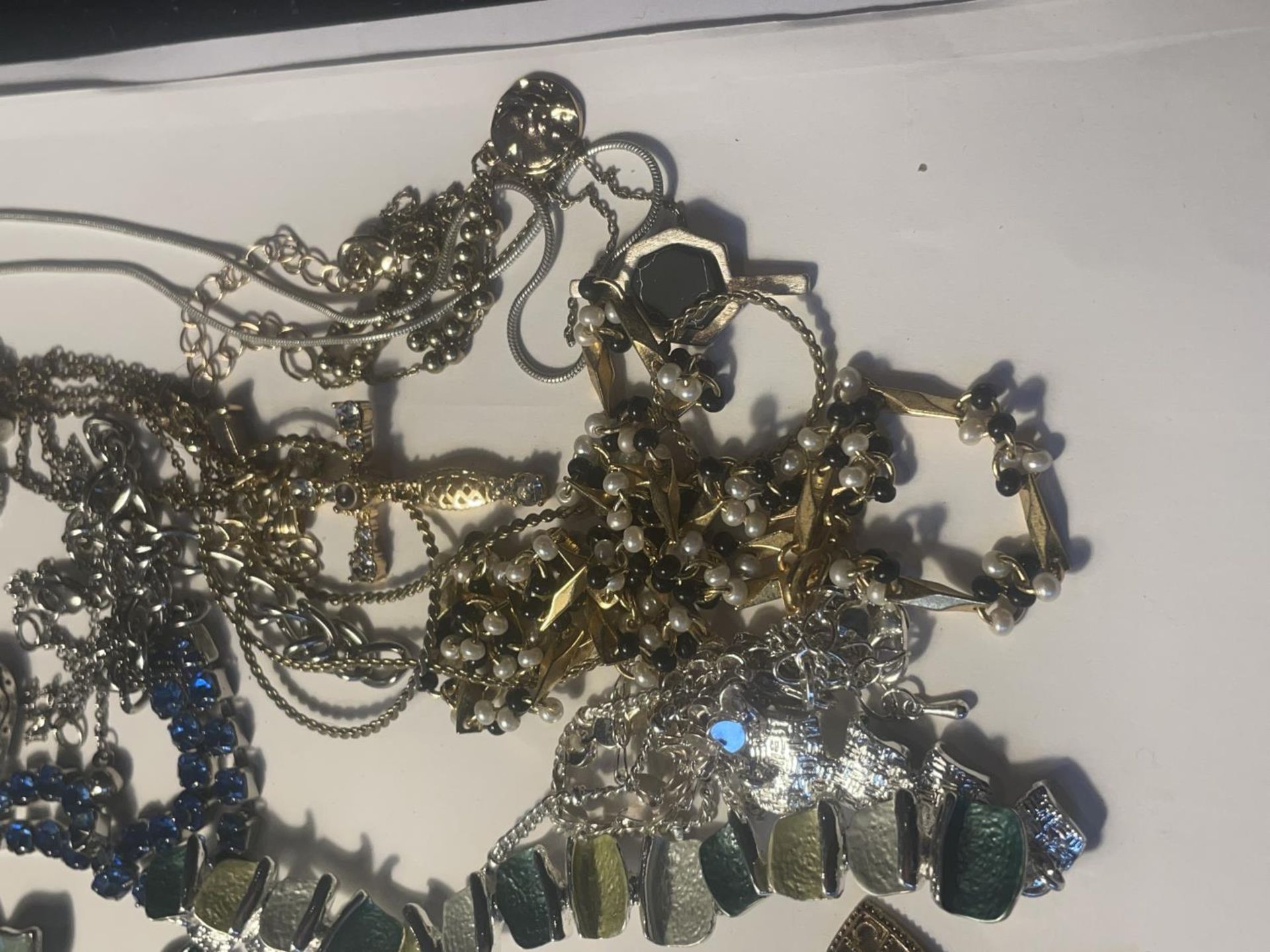 A QUANTITY OF COSTUME JEWELLERY TO INCLUDE BROOCHES, BRACELETS AND NECKLACES - Bild 3 aus 5