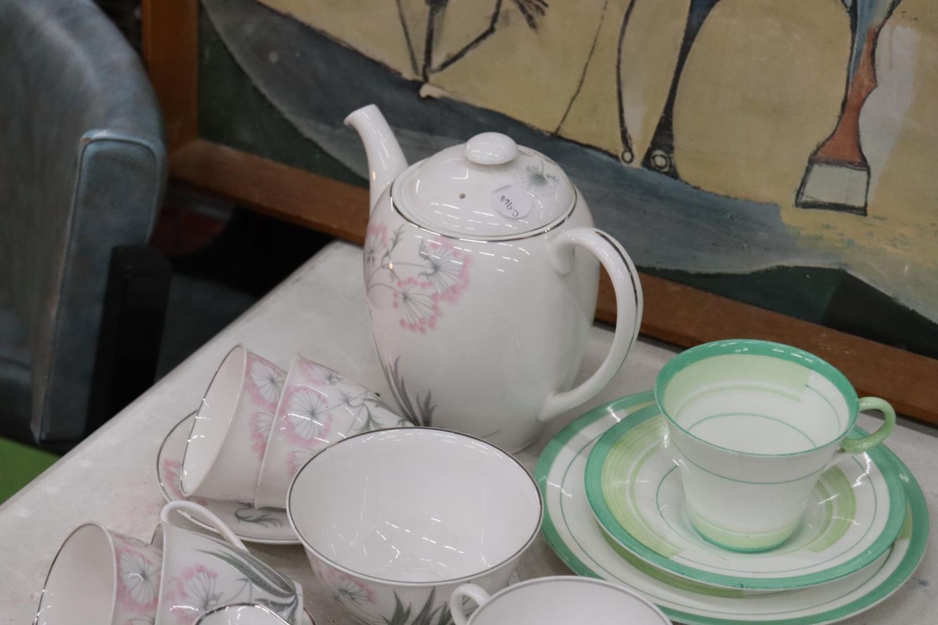 A MIXED LOT OF SHELLEY TEAWARE TO INCLUDE A TEA POT, CUPS, SAUCERS, JUG ETC - Bild 5 aus 6