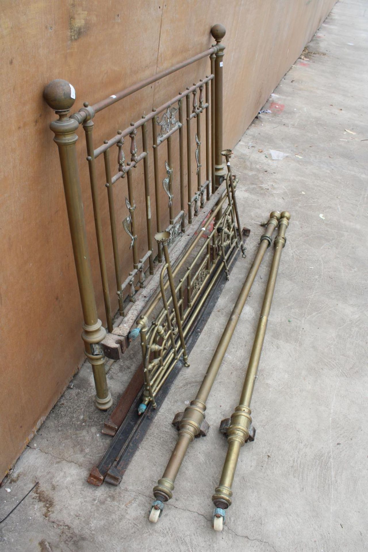 A VICTORIAN BRASS HALF TESTER 5' BEDSTEAD - Image 2 of 6