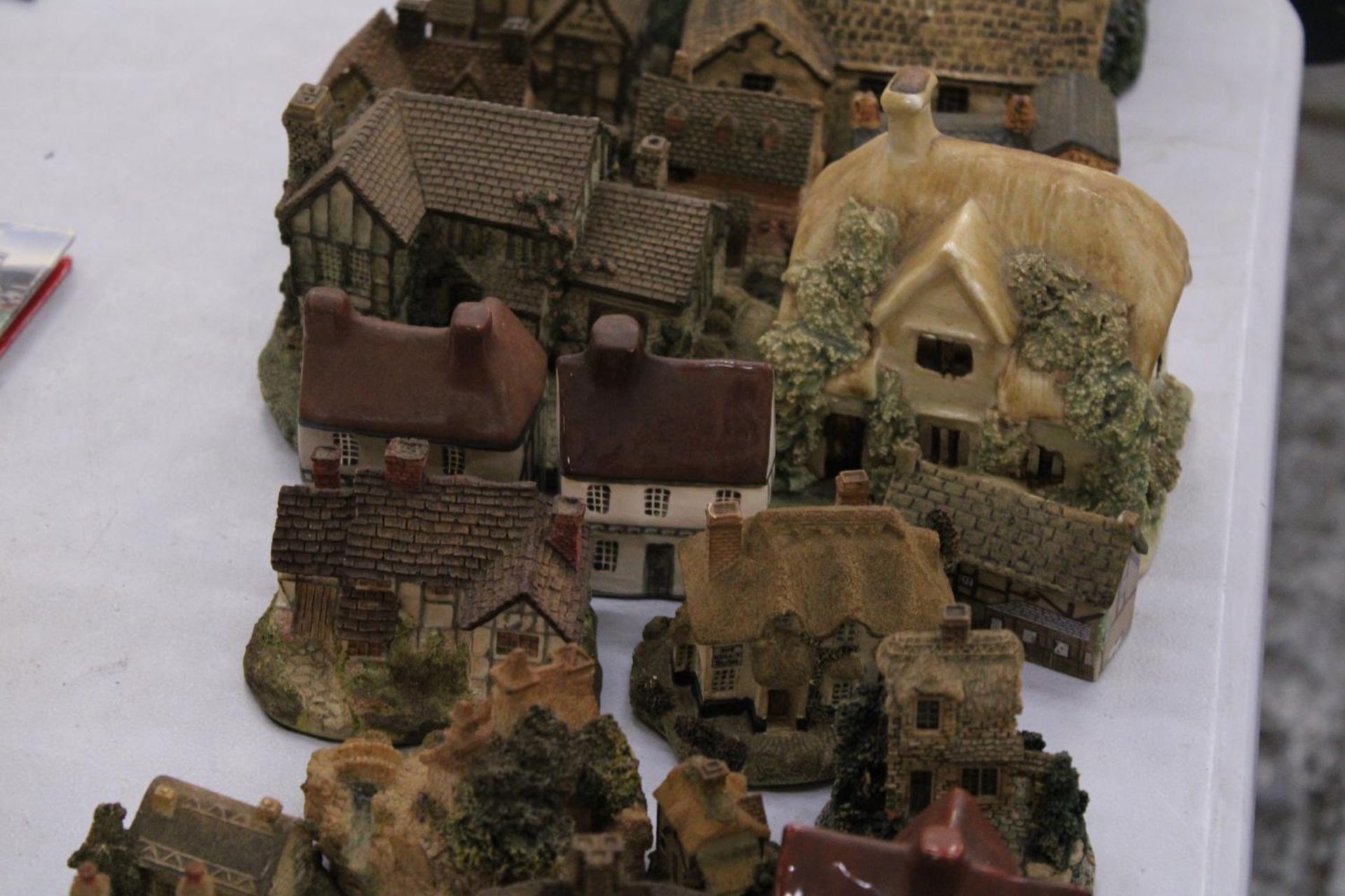 A LARGE QUANTITY OF COLLECTABLE COTTAGES - 23 IN TOTAL - Image 3 of 8