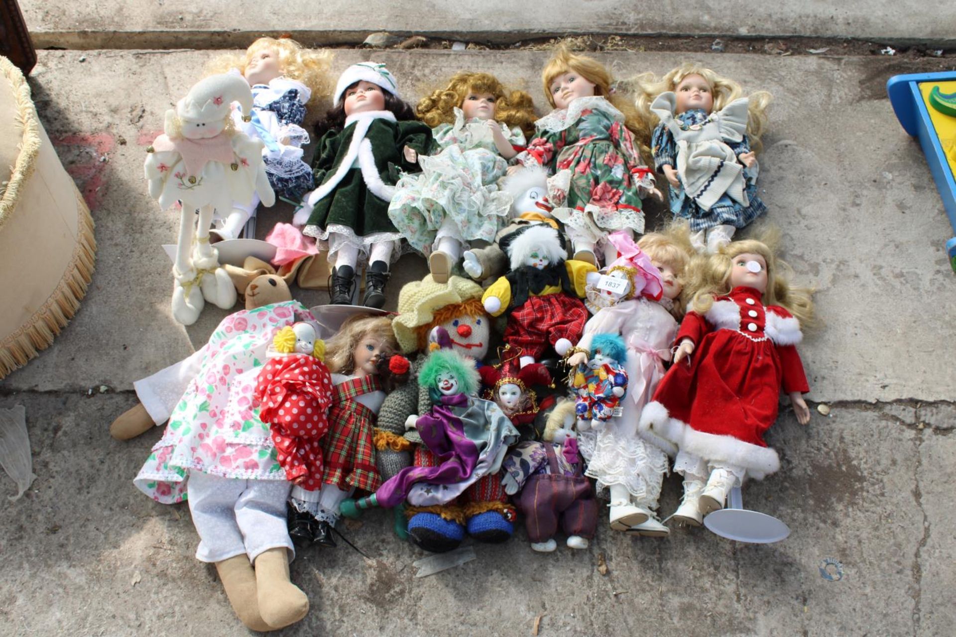 AN ASSORTMENT OF VARIOUS DOLLS AND TEDDIES ETC