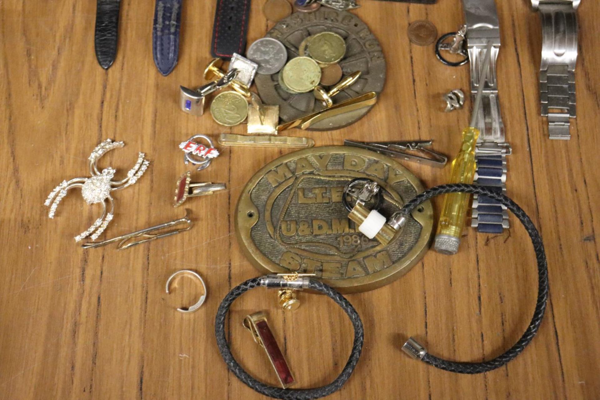 A MIXED LOT TO INCLUDE WRISTWATCHES, A POCKET WATCH, BRACELETS, TIE CLIPS, BRASS PLAQUES, A WEDGWOOD - Bild 4 aus 5