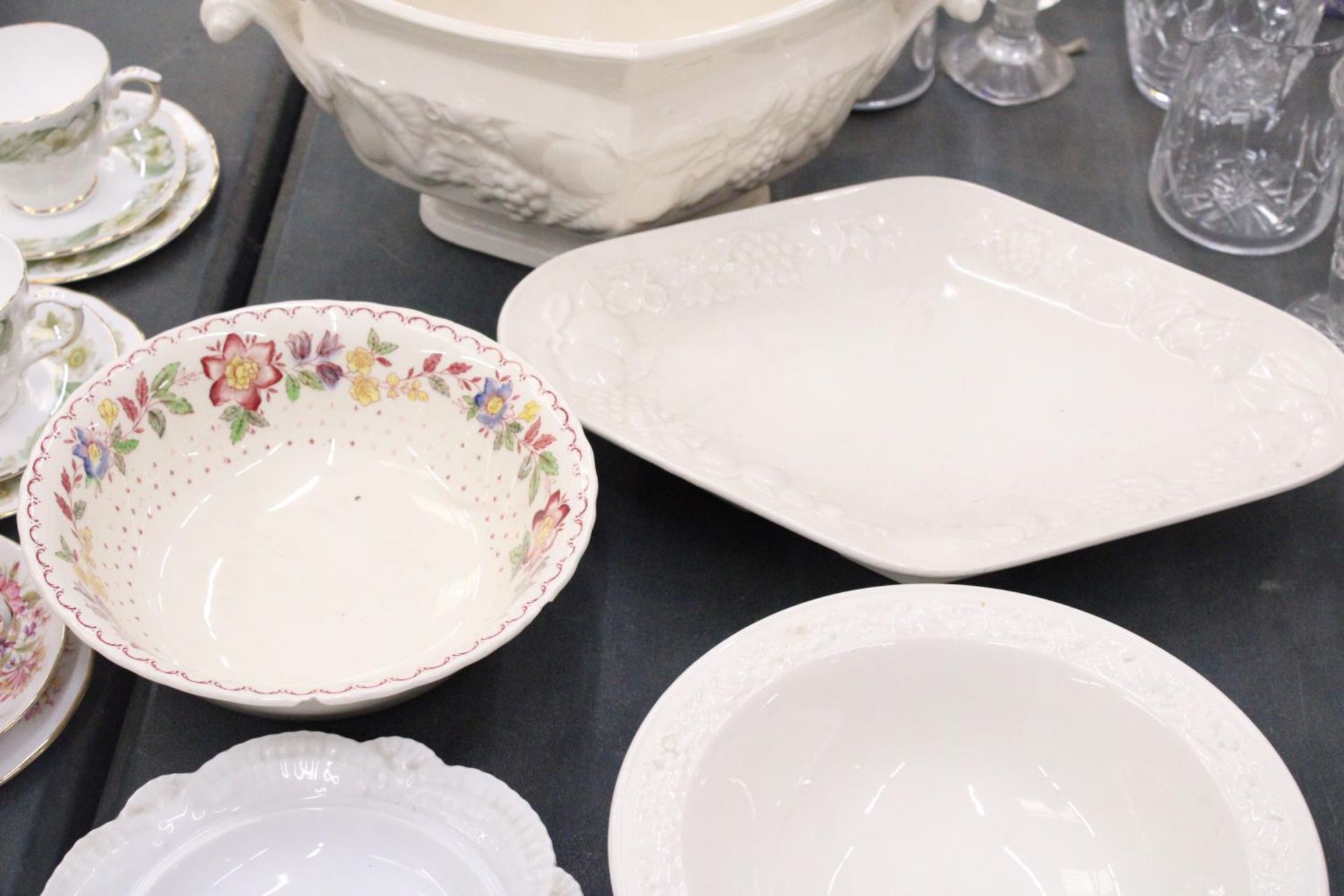 THREE LARGE PIECES OF ROYAL WORCESTER TO INCLUDE A SERVING DISH, SERVING PATE AND BOWL, ETC - Bild 3 aus 4