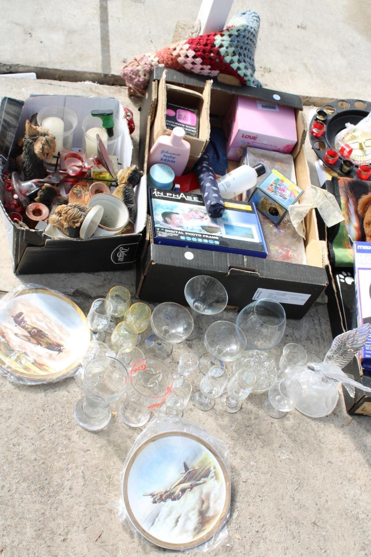 A LARGE ASSORTMENT OF ITEMS TO INCLUDE SHOES, GLASS WARE AND TOILETERIES ETC - Image 4 of 4