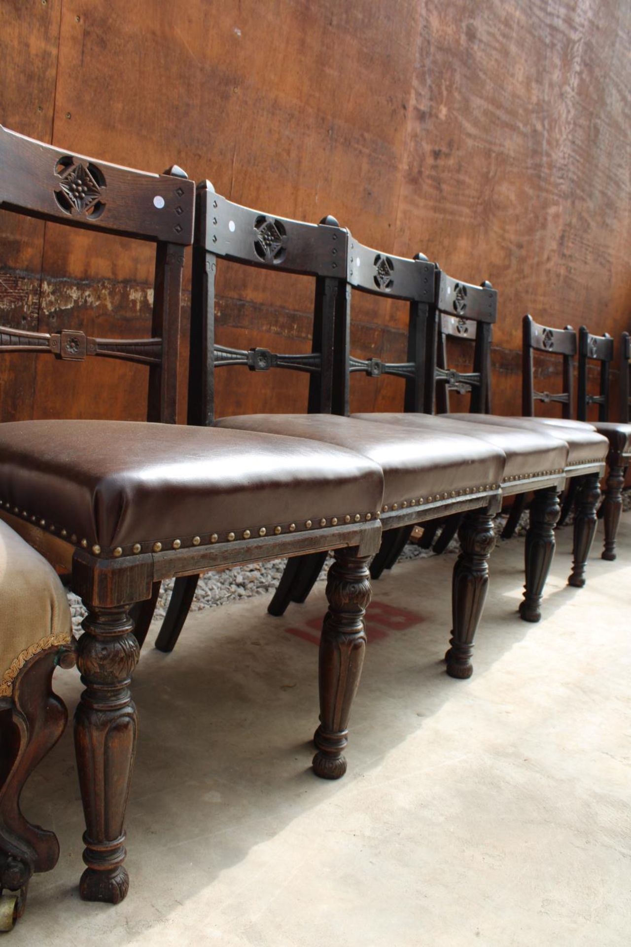 A SET OF 8 VICTORIAN OAK DINING CHAIRS WITH CARVED TOP RAIL ON TURNED AND FLUTED LEGS - Bild 4 aus 4