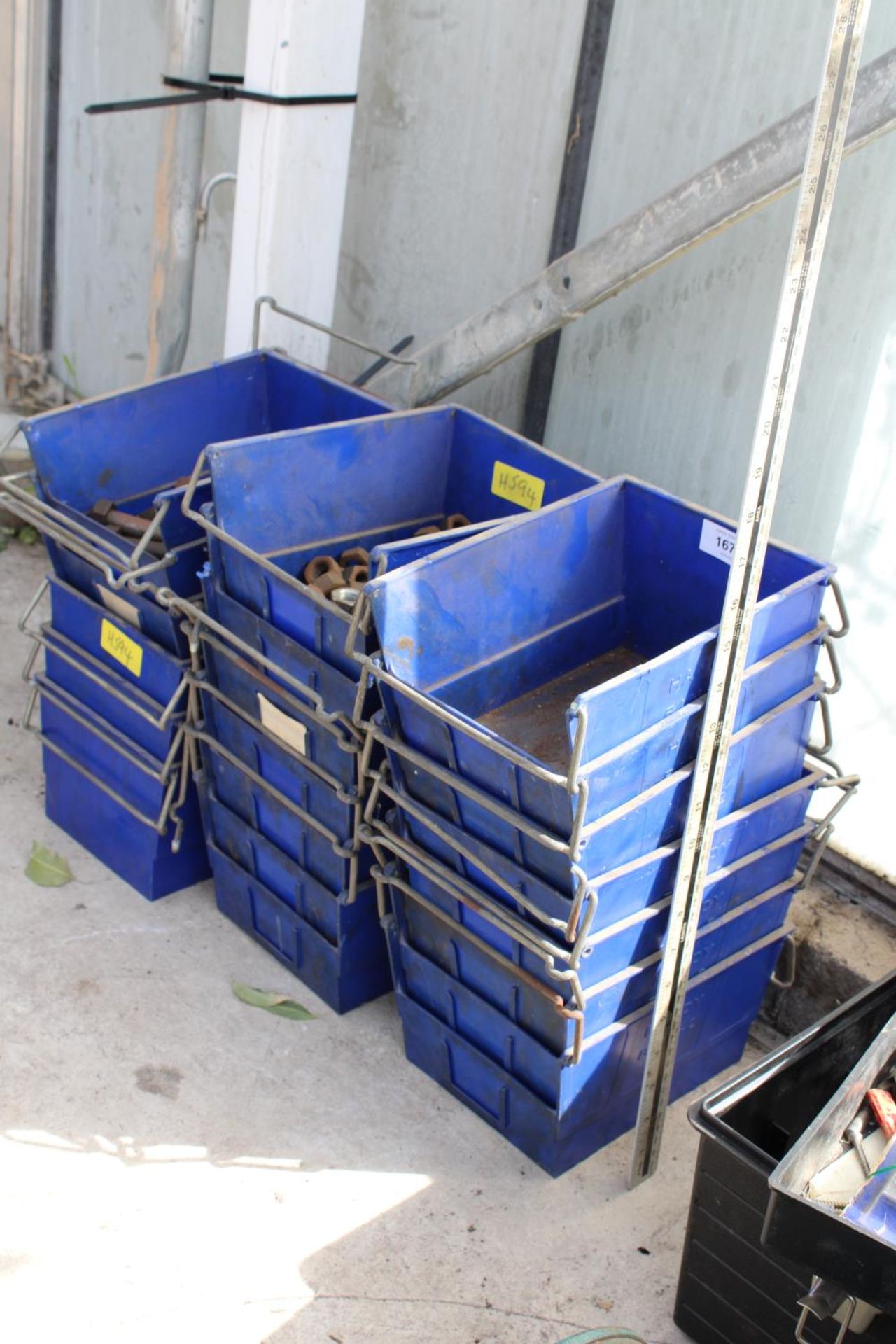AN ASSORTMENT OF PLASTIC STORAGELIN BINS WITH AN ASSORTMENT OF HARDWARE - Image 2 of 3