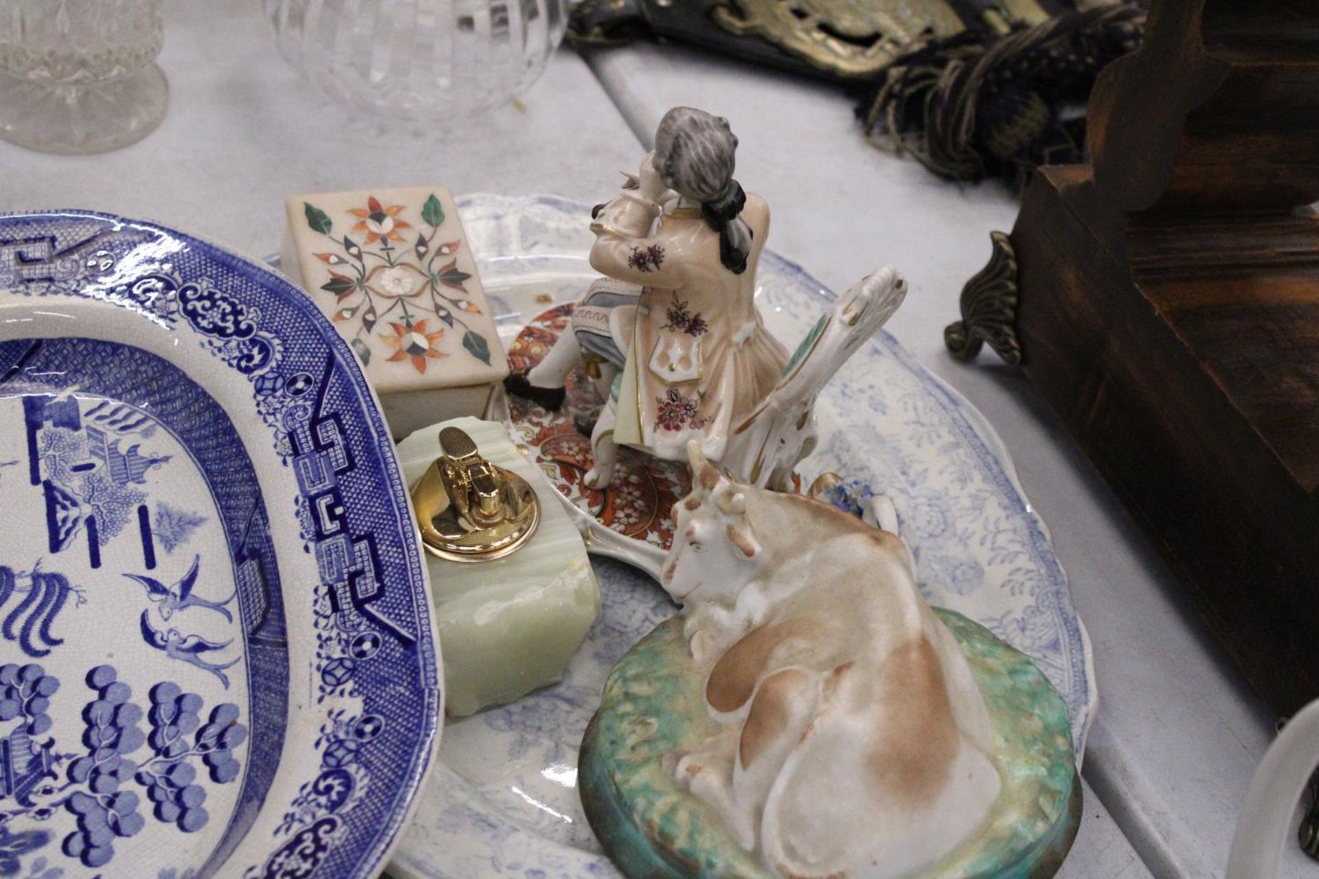 TWO VINTAGE BLUE AND WHITE PLATTERS, CABINET PLATES, AN ONYX TABLE LIGHTER, TRINKET BOX AND FIGURINE - Image 5 of 6