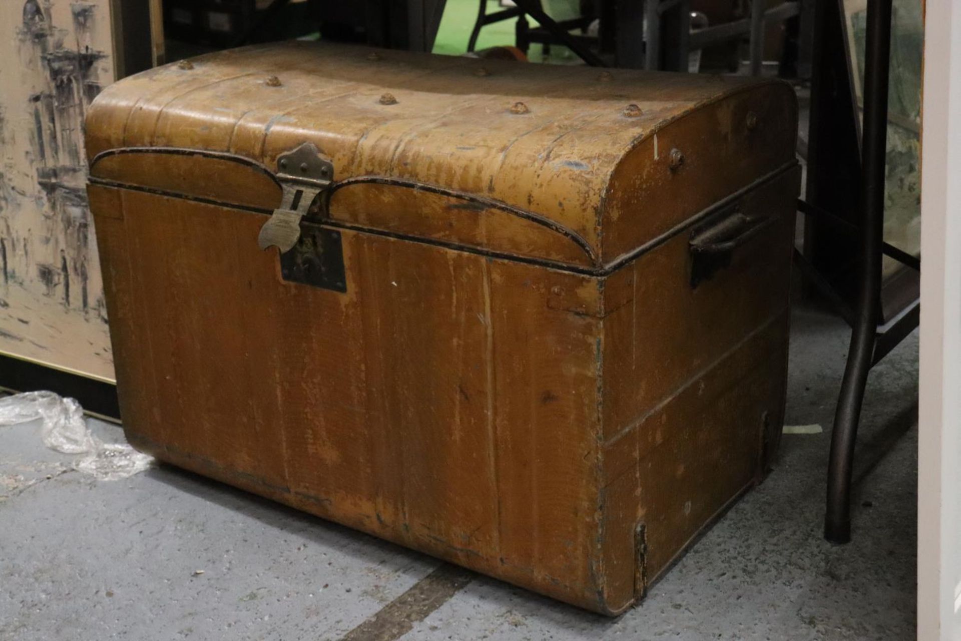 A WW2 MILITARY CHEST WITH BRASS LOCK