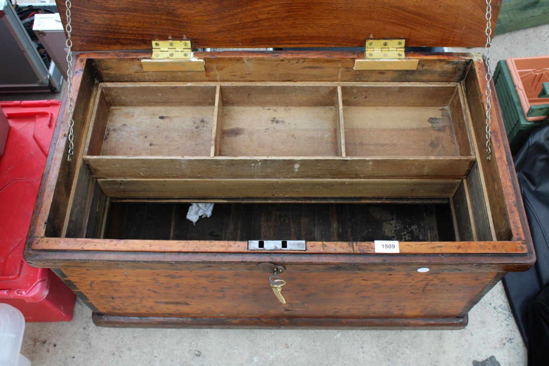 A VINTAGE WOODEN TOOL CHEST WITH FOUR WHEELS TO THE BASE - Image 2 of 4