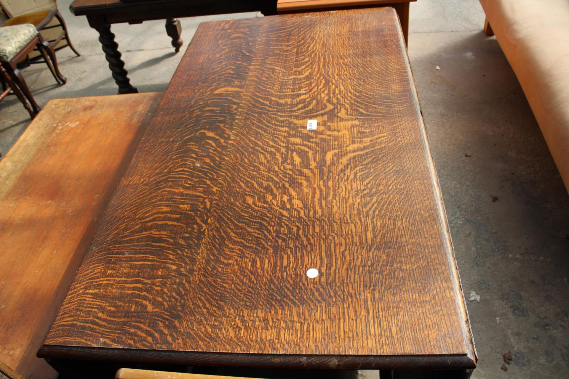 AN EARLY 20TH CENTURY OAK GATELEG DINING TABLE ON TURNED LEGS 72" X 48" OPENED - Image 4 of 4