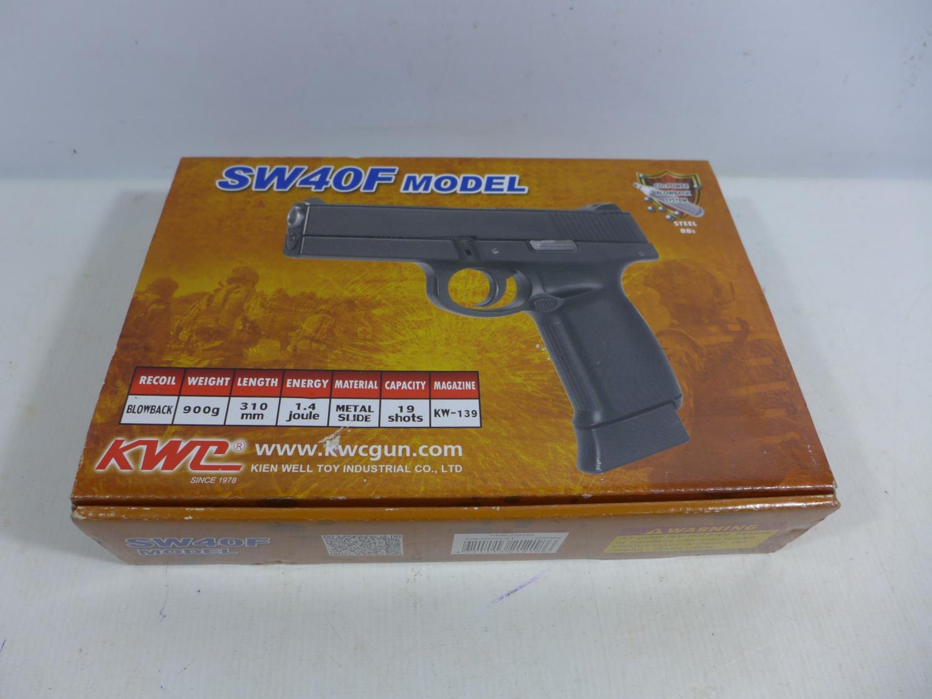 A BOXED AS NEW SW40F MODEL CO2 .177 CALIBRE AIR PISTOL, 11CM BARREL, LENGTH 19.5CM, COMPLETE WITH - Bild 2 aus 6