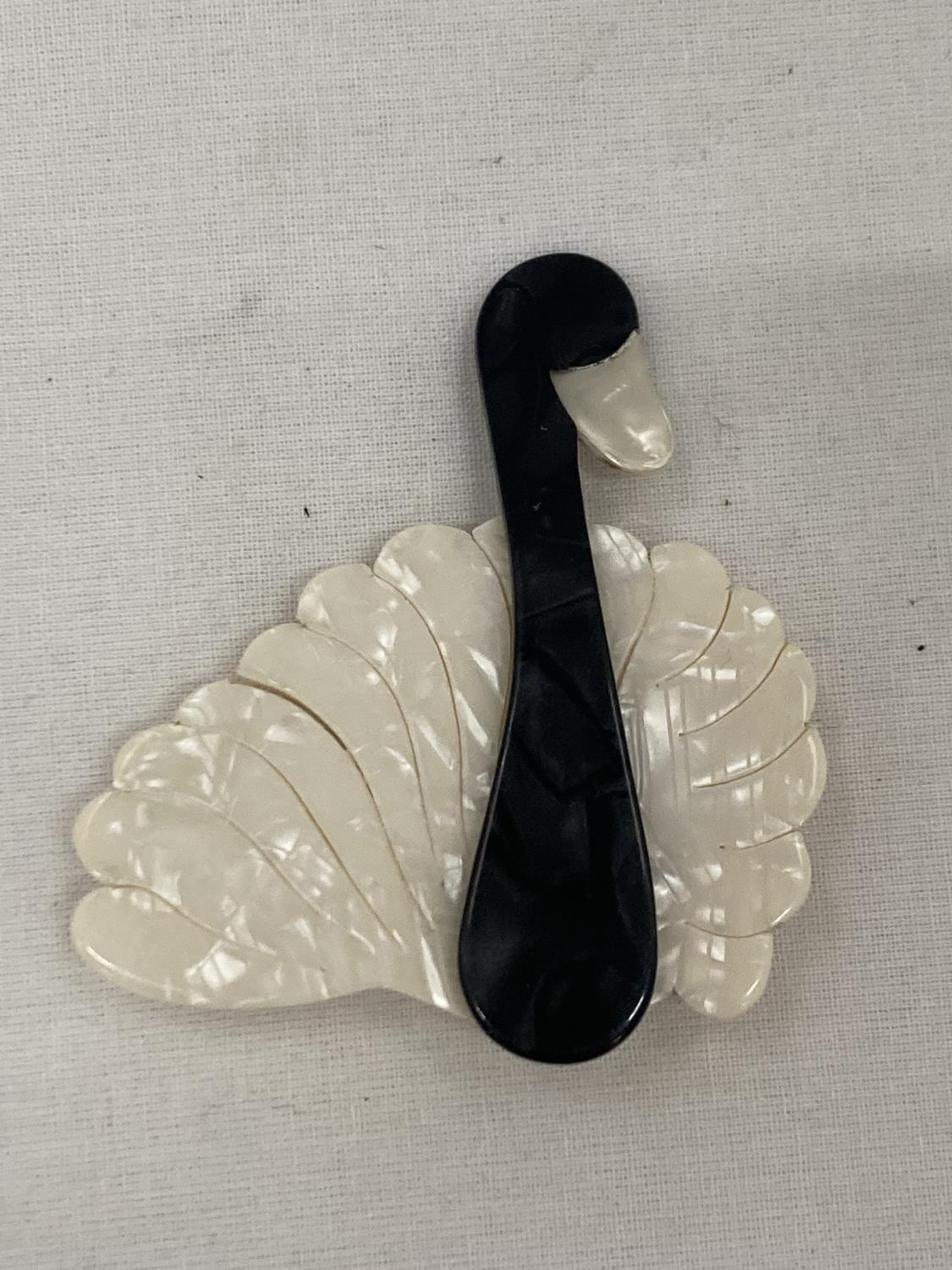 TWO LEA STEIN BROOCHES TO INCLUDE A SWAN AND A FISH - Image 4 of 5