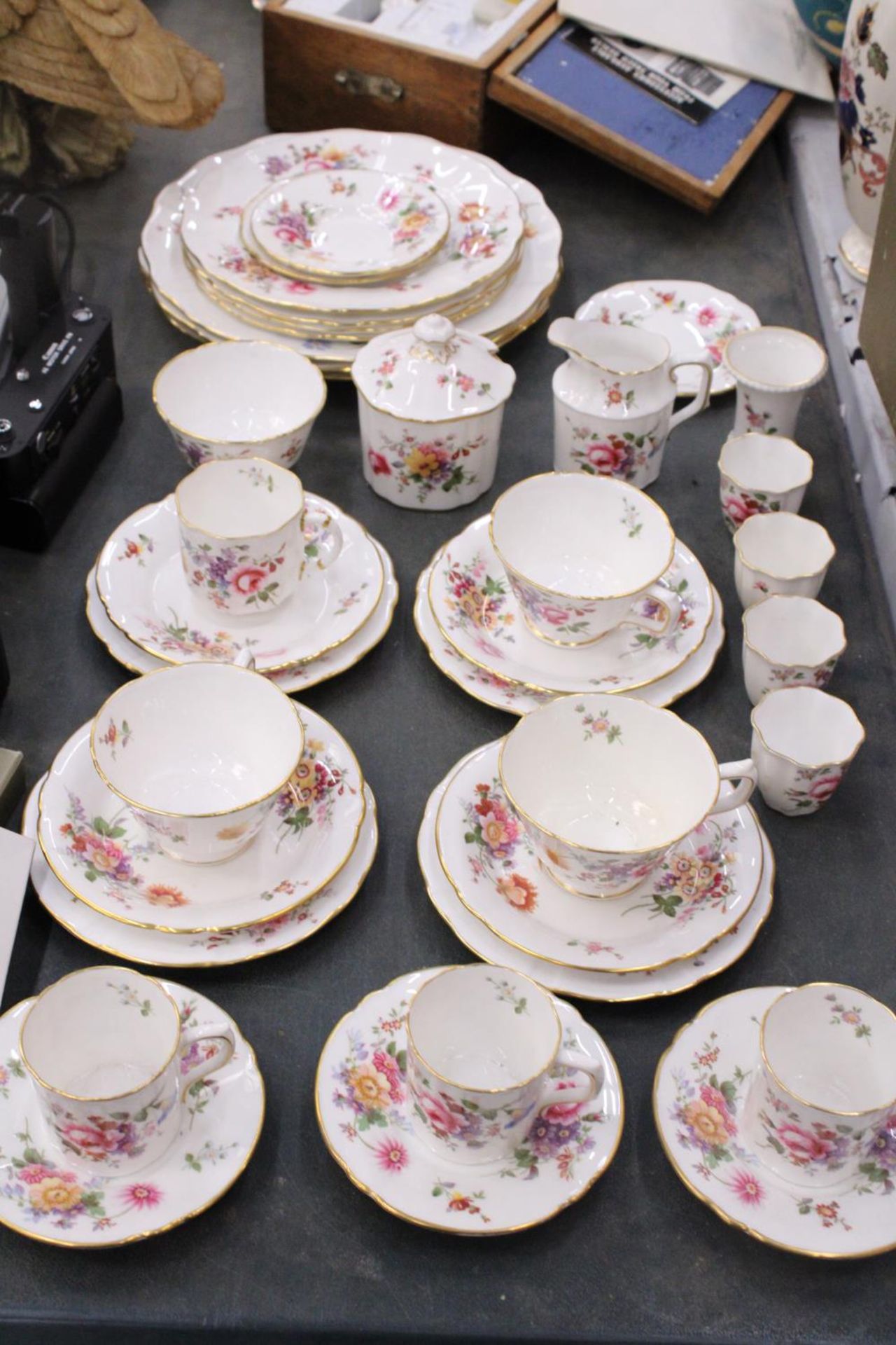 A COLLECTION OF ROYAL CROWN DERBY 'DERBY POSIES' CHINA TO INCLUDE CUPS AND SAUCERS, JUG, BEAKERS,