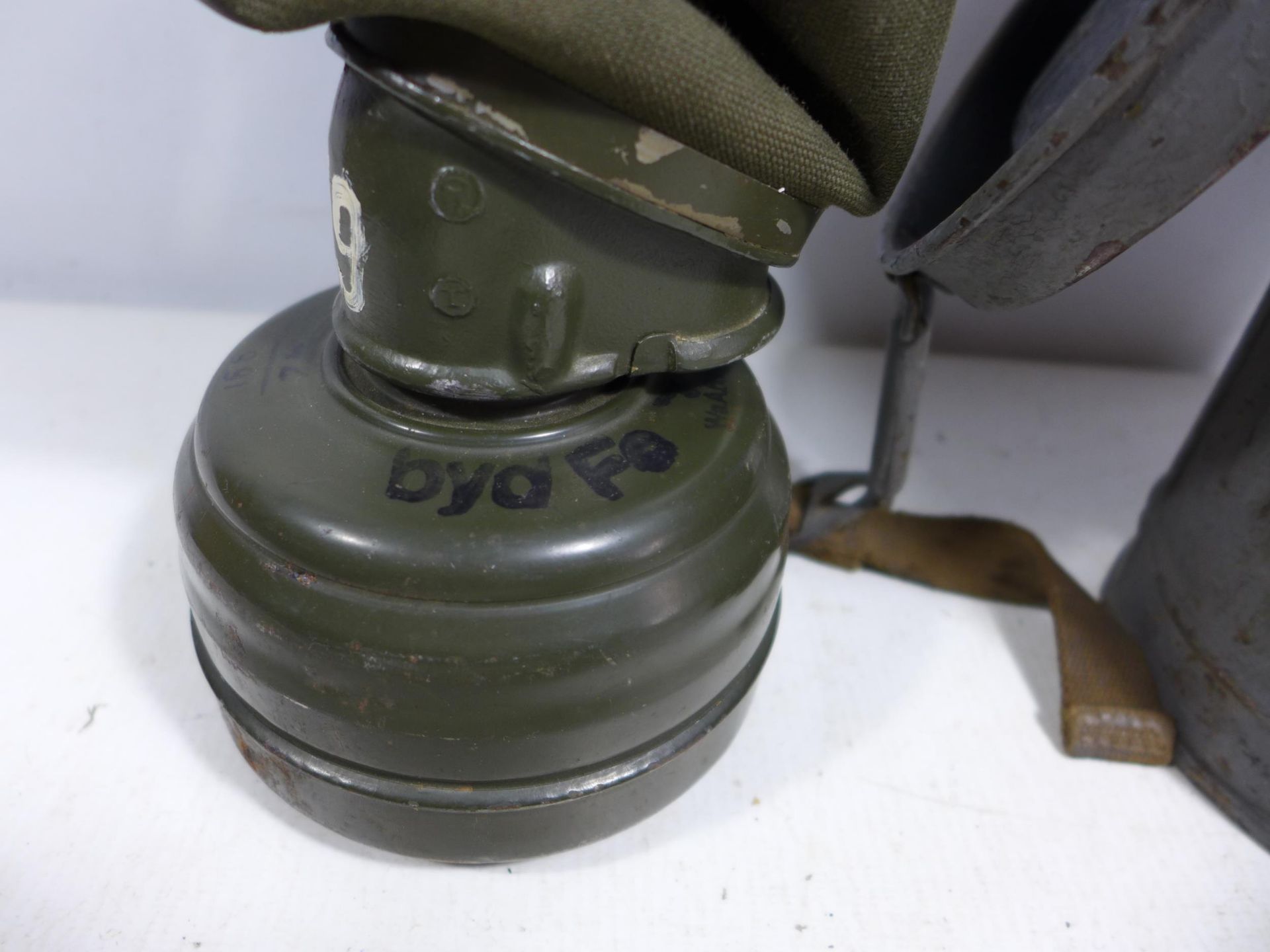 A MID 20TH CENTURY GERMAN GAS MASK AND METAL CONTAINER - Image 2 of 5