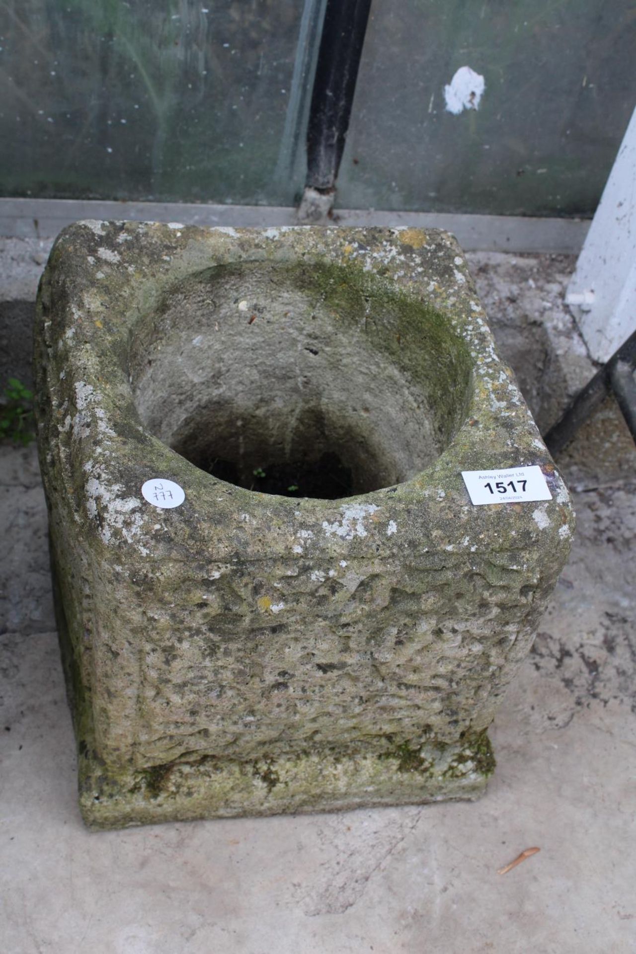 A SMALL SQUARE RECONSTITUTED STONE PLANTER (H:25CM) - Image 2 of 3
