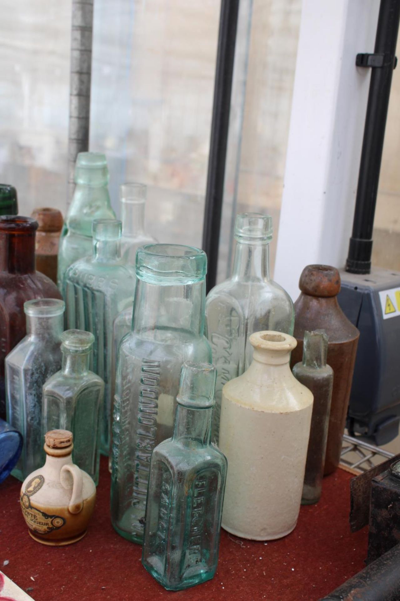 AN ASSORTMENT OF VINTAGE GLASS MEDICINE BOTTLES TO INCLUDE SOME BEARING NAMES - Bild 2 aus 3