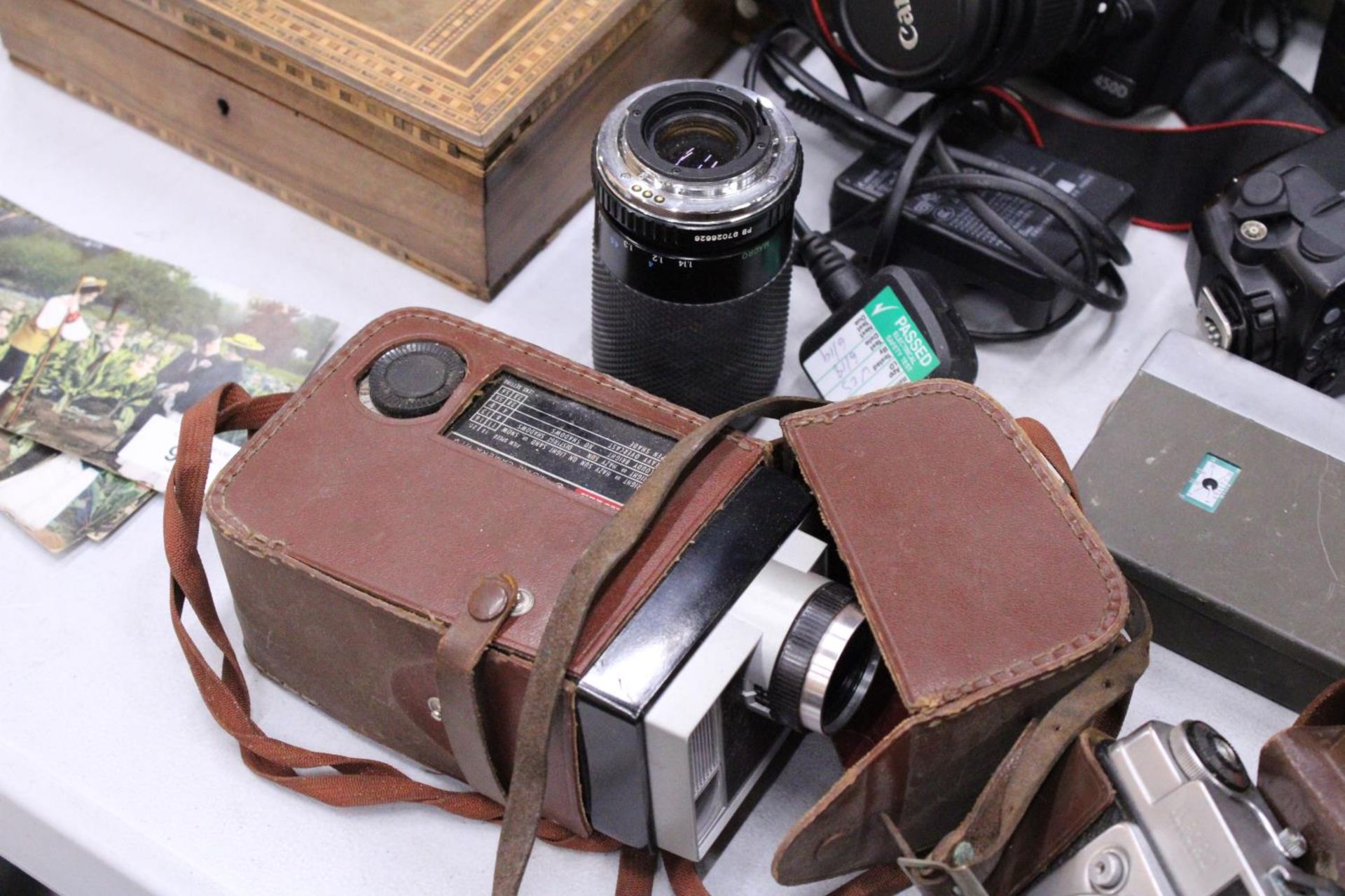 A COLLECTION OF CAMERAS TO INCLUDE A CANON EOS WITH BATTERY PACK, LENS AND BAG, PLUS A VINTAGE - Image 3 of 6