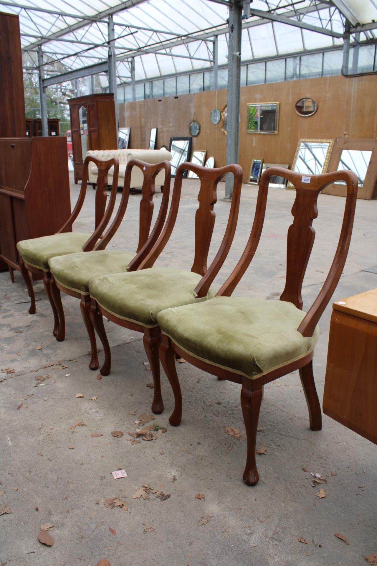 A SET OF FOUR QUEEN ANNE STYLE DINING CHAIRS - Image 2 of 4