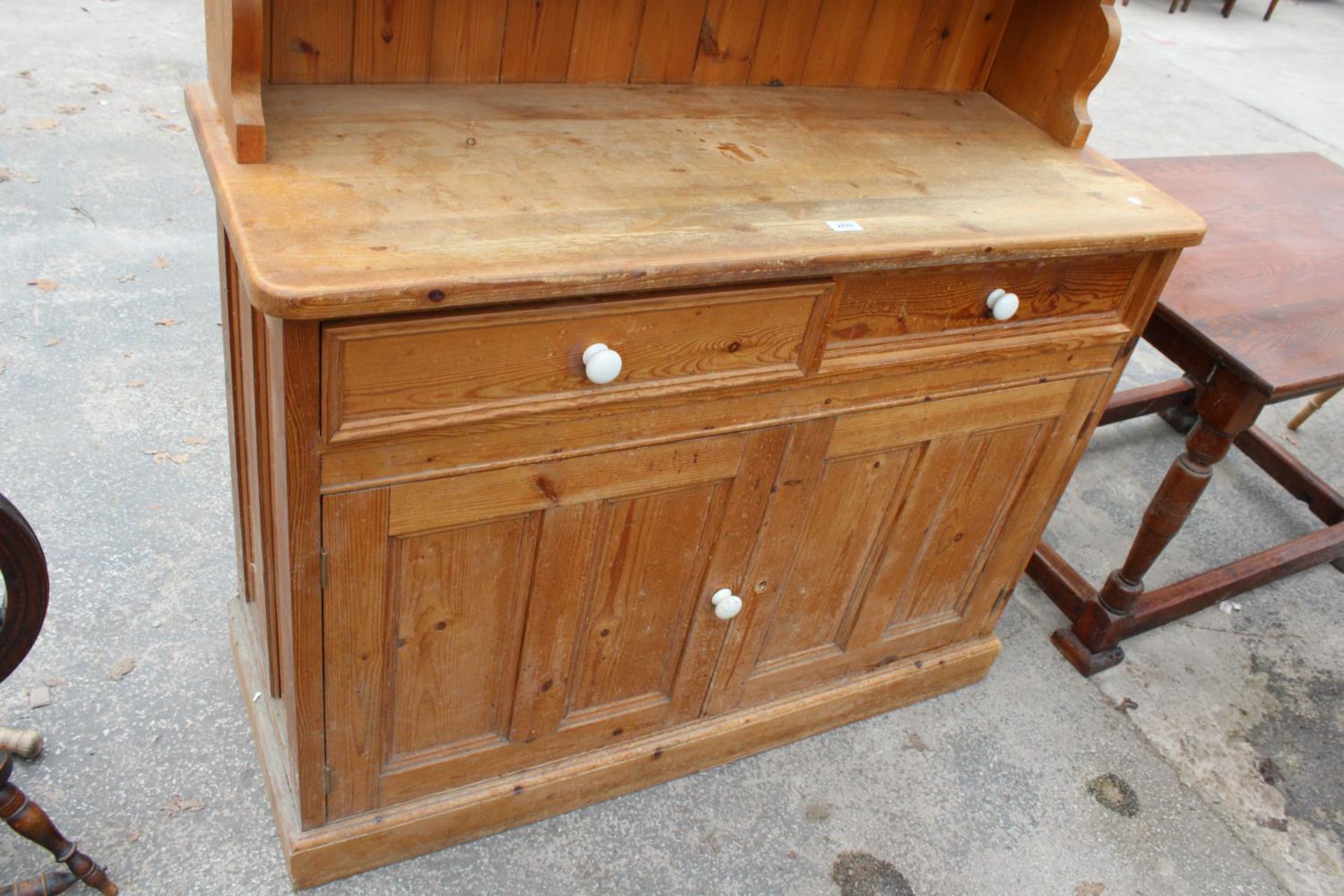 A MODERN PINE DRESSER WITH TWO DRAWERS AND CUPBOARD TO BASE AND PLATE RACK, 50" WIDE - Bild 3 aus 5