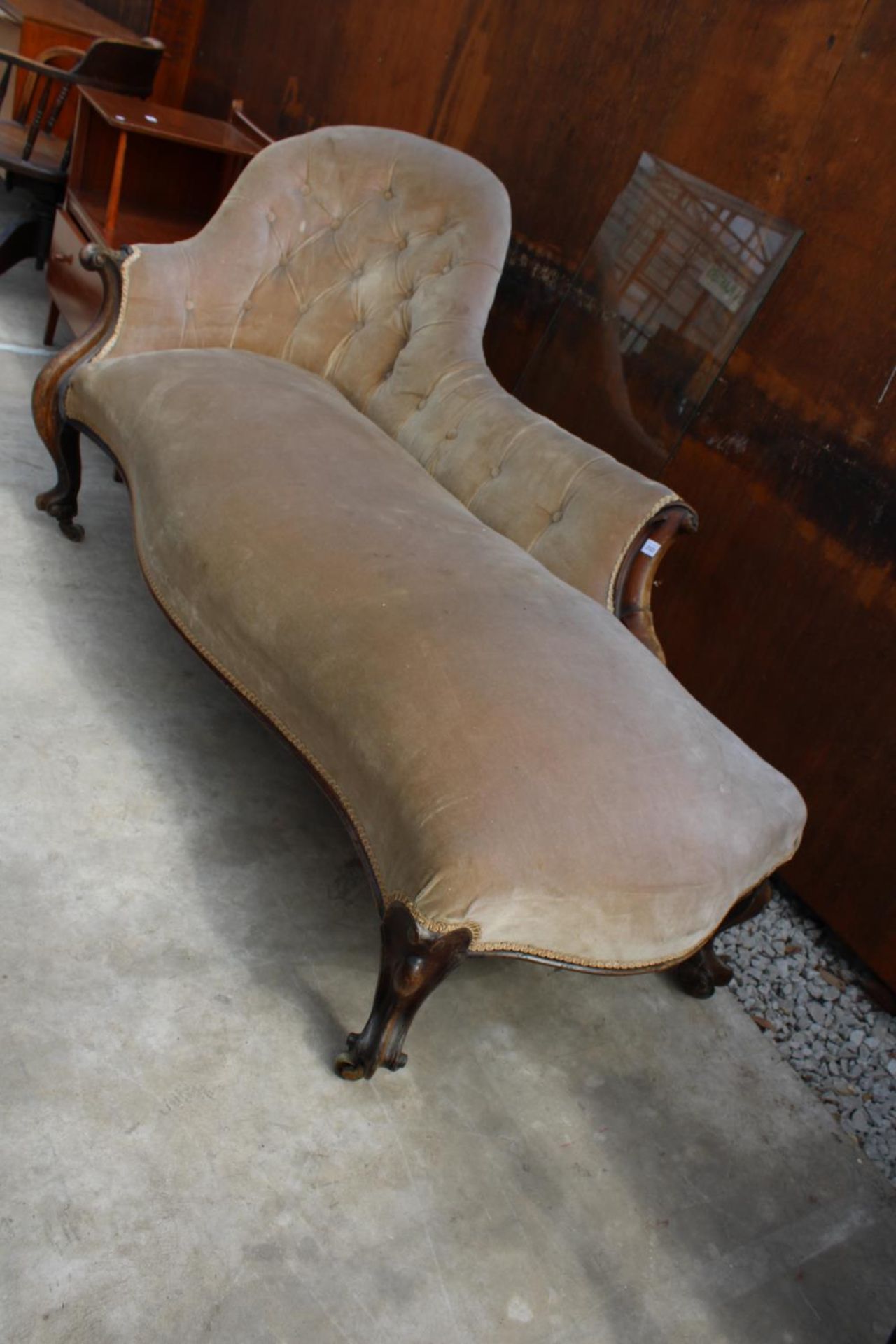 A VICTORIAN MAHOGANY CHAISE LONGUE WITH SCROLL ARM AND LEGS - Bild 2 aus 3