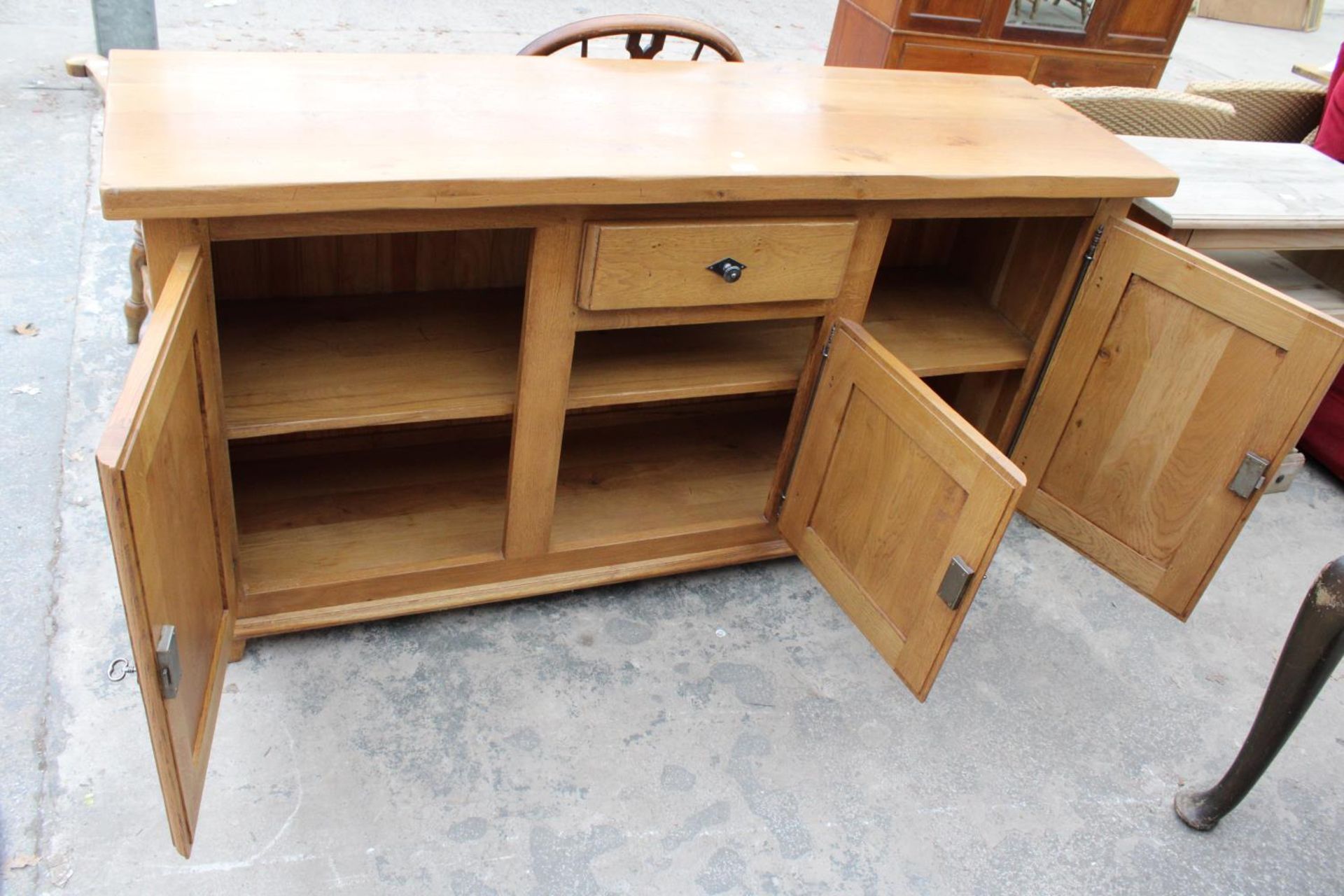 A MODERN OAK SIDEBOARD ENCLOSING THREE PANELLED DOORS AND SINGLE DRAWER, 68" - Image 4 of 4