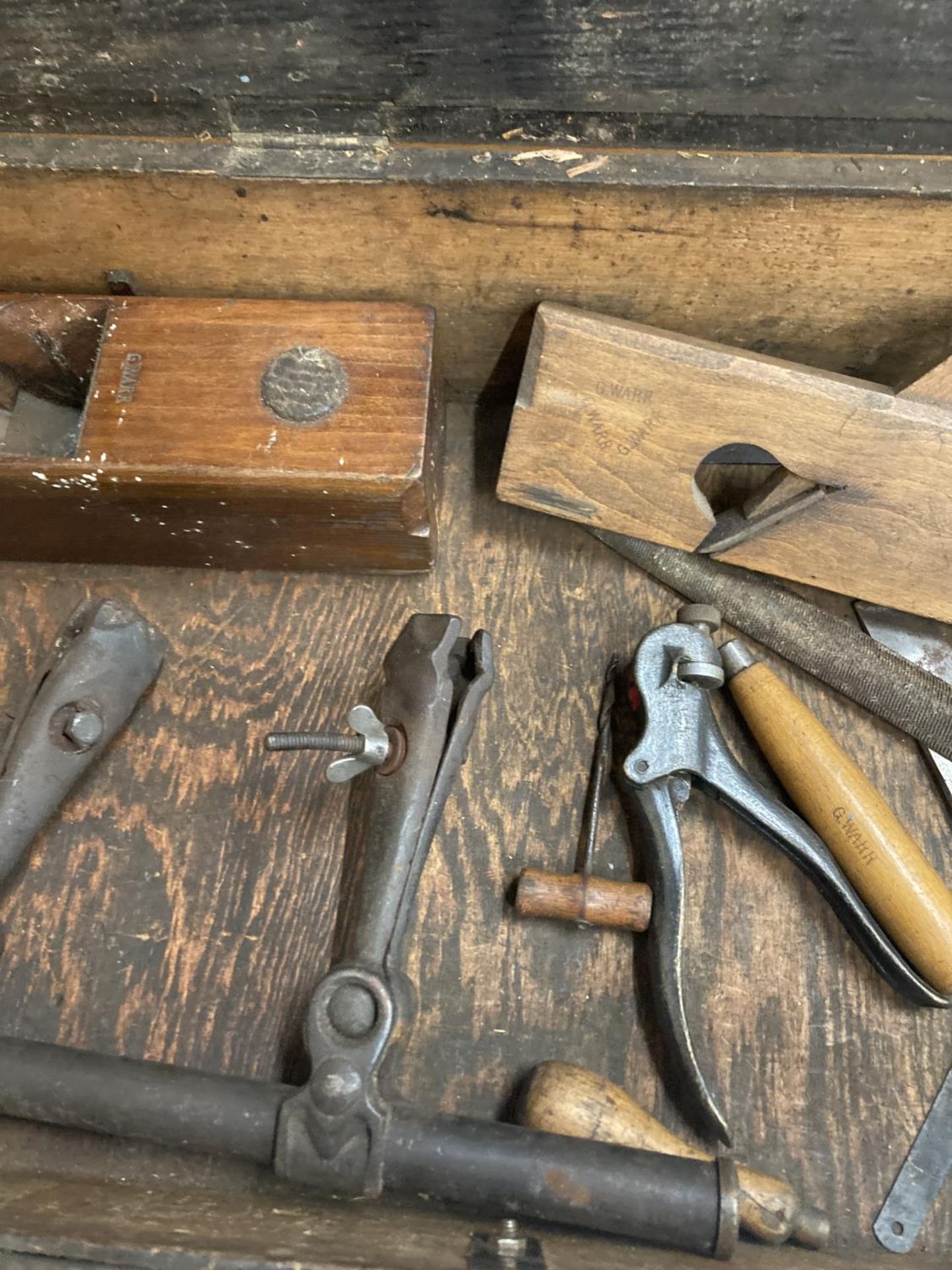 A VINTAGE WOODWORKERS CHEST BEARING INITIAL'S GW WITH TOOLS BELONGING TO RENOWNED CARPENTER GORDON - Image 4 of 7