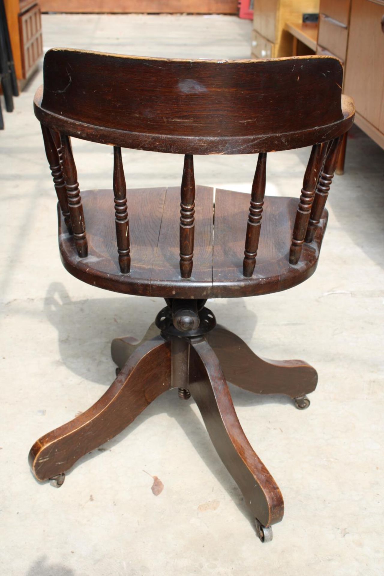 AN EDWARDIAN OAK SWIVEL DESK CHAIR WITH TURNED UPRIGHTS - Image 3 of 3