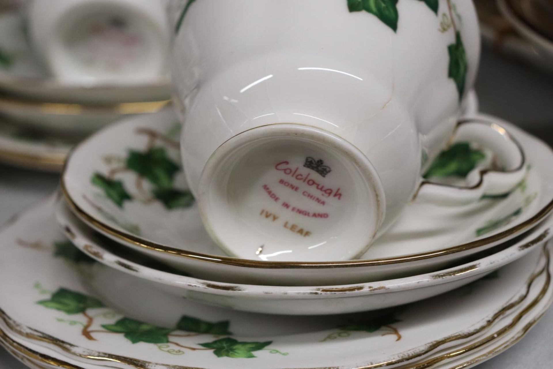 A COLCLOUGH 'IVY LEAF' PART TEASET TO INCLUDE CAKE PLATES, A CREAM JUG, CUPS, SAUCERS AND SIDE - Bild 4 aus 6