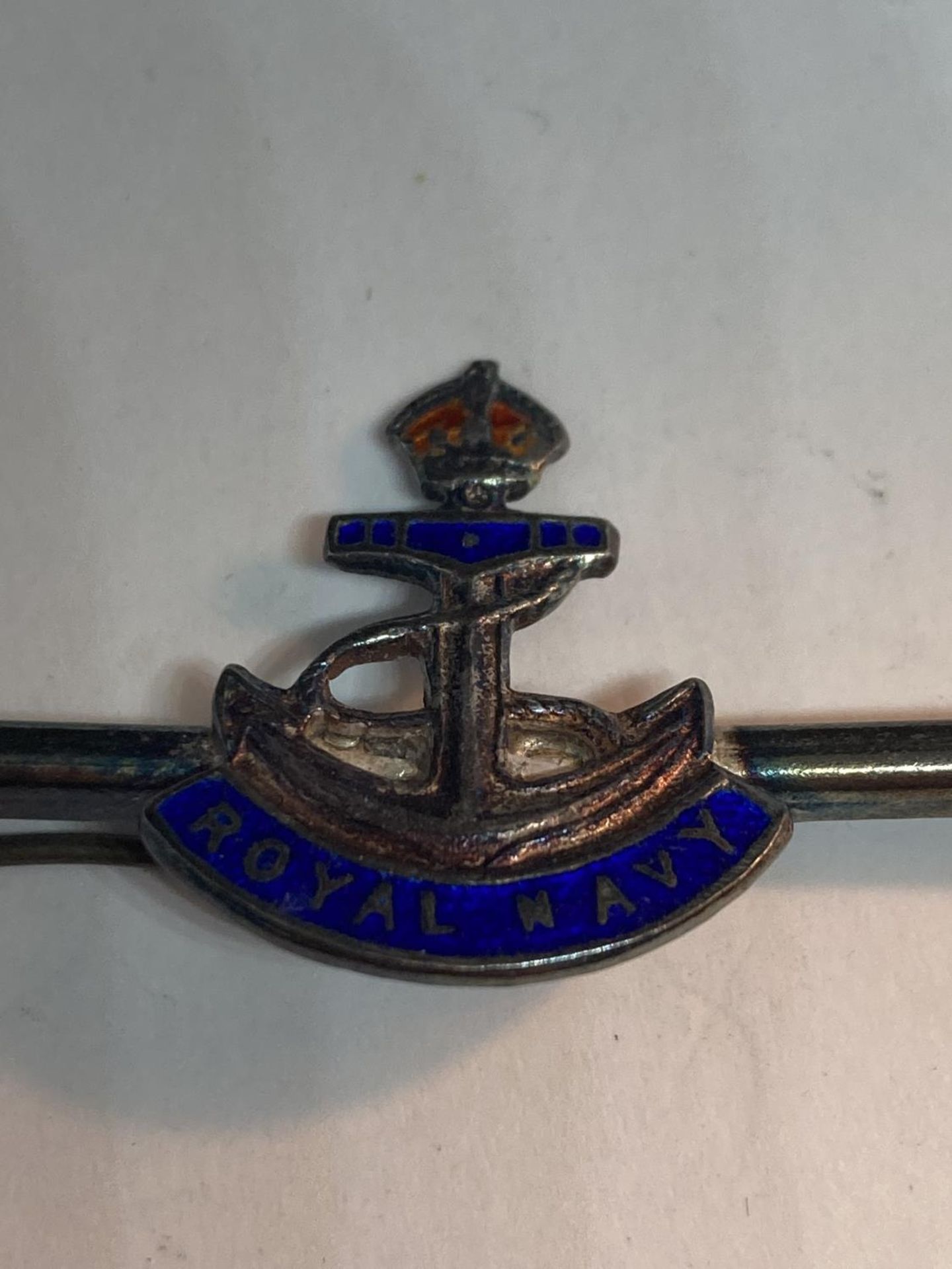 A SILVER AND ENAMEL ROYAL NAVY BADGE - Bild 3 aus 4