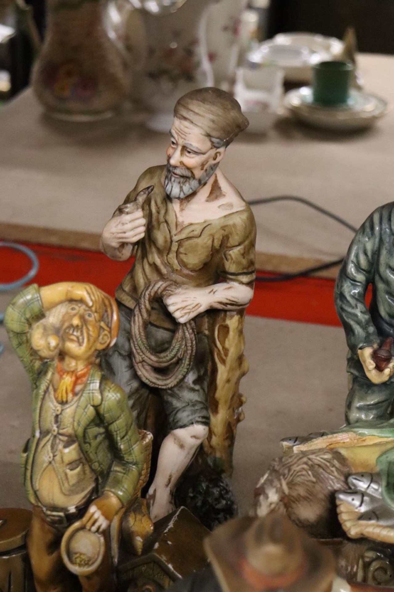 A COLLECTION OF CAPODIMONTE STYLE FIGURES TO INCLUDE LEONARDO, ETC - Image 4 of 6