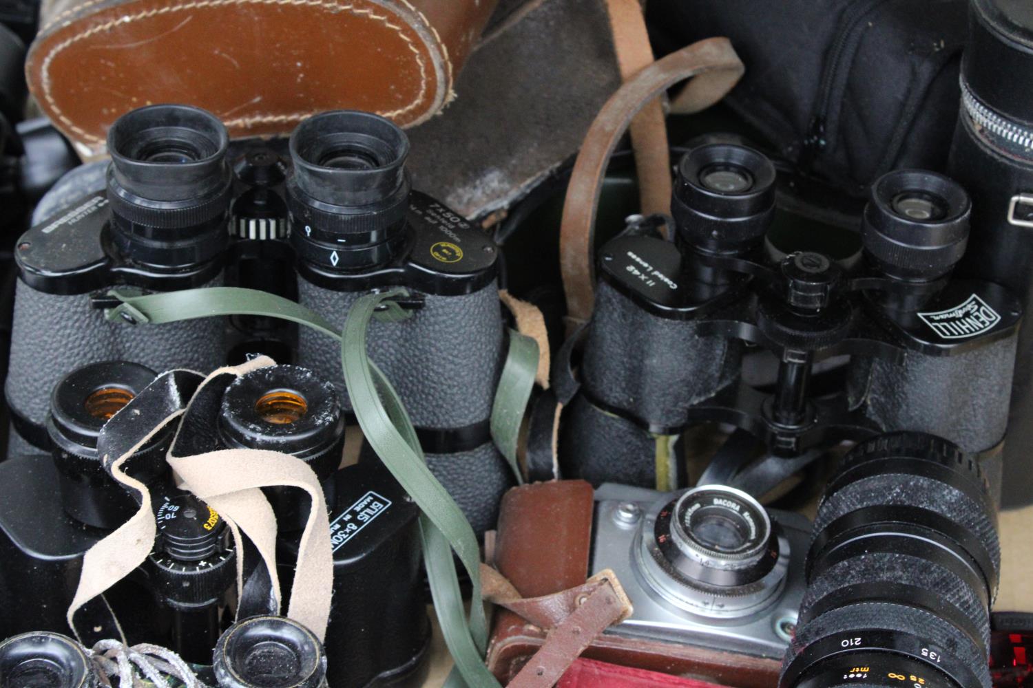AN ASSORTMENT OF PHOTOGRAPHY ITEMS TO INCLUDE FOUR PAIRS OF VINTAGE BINOCULARS, A PENTAX CAMERA, A - Image 3 of 5