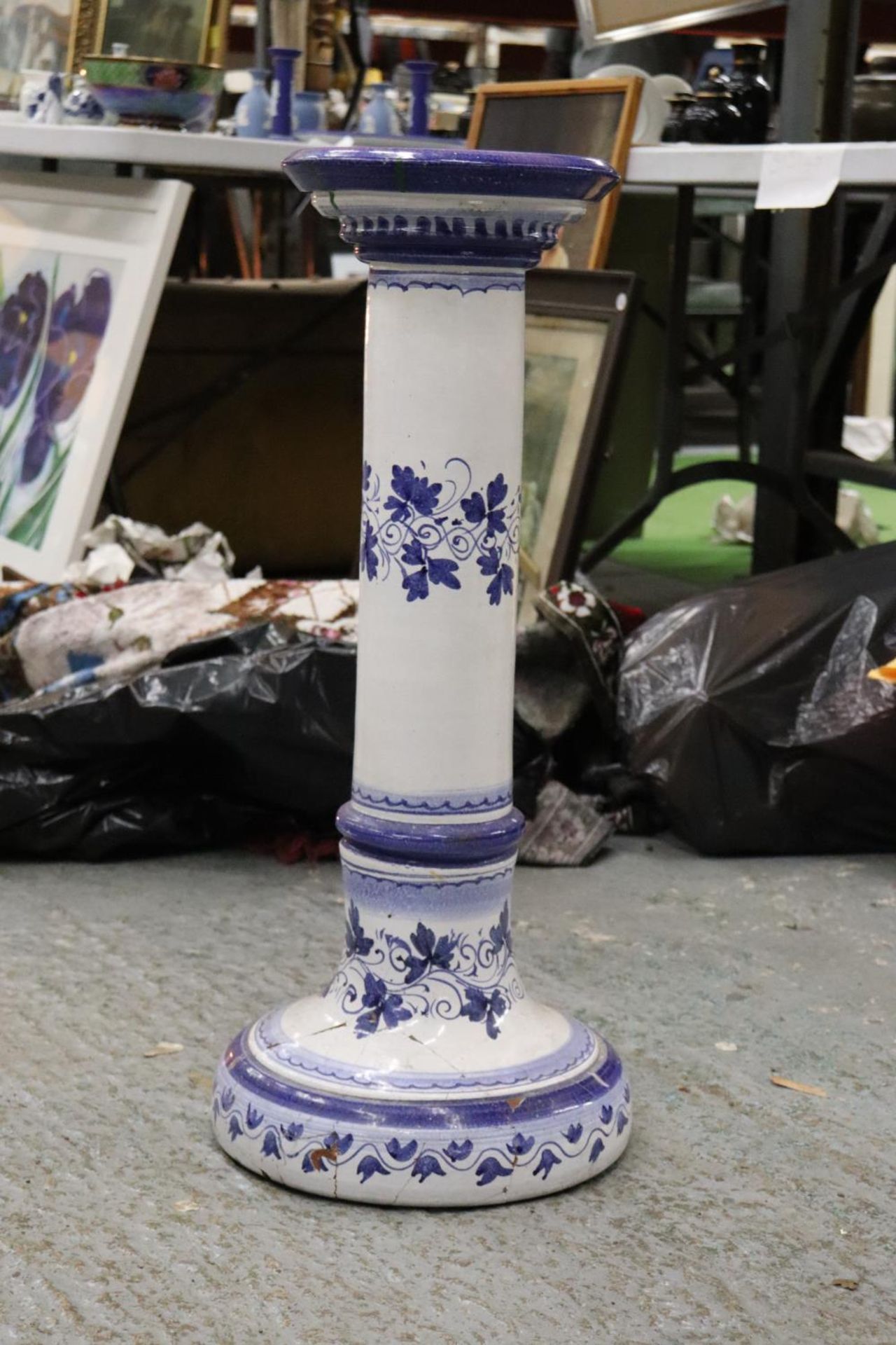 A BLUE AND WHITE VASE STAND (A/F) - APPROXIMATELY 68CM HIGH - Image 2 of 5