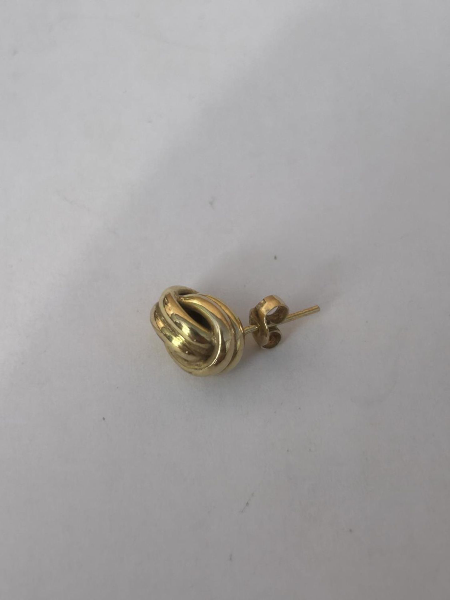 A PAIR OF 9CT GOLD DOUBLE ROW KNOT STUD EARRINGS COMPLETE WITH GOLD BUTTERFLY BACKS AND PRESENTATION - Image 4 of 4