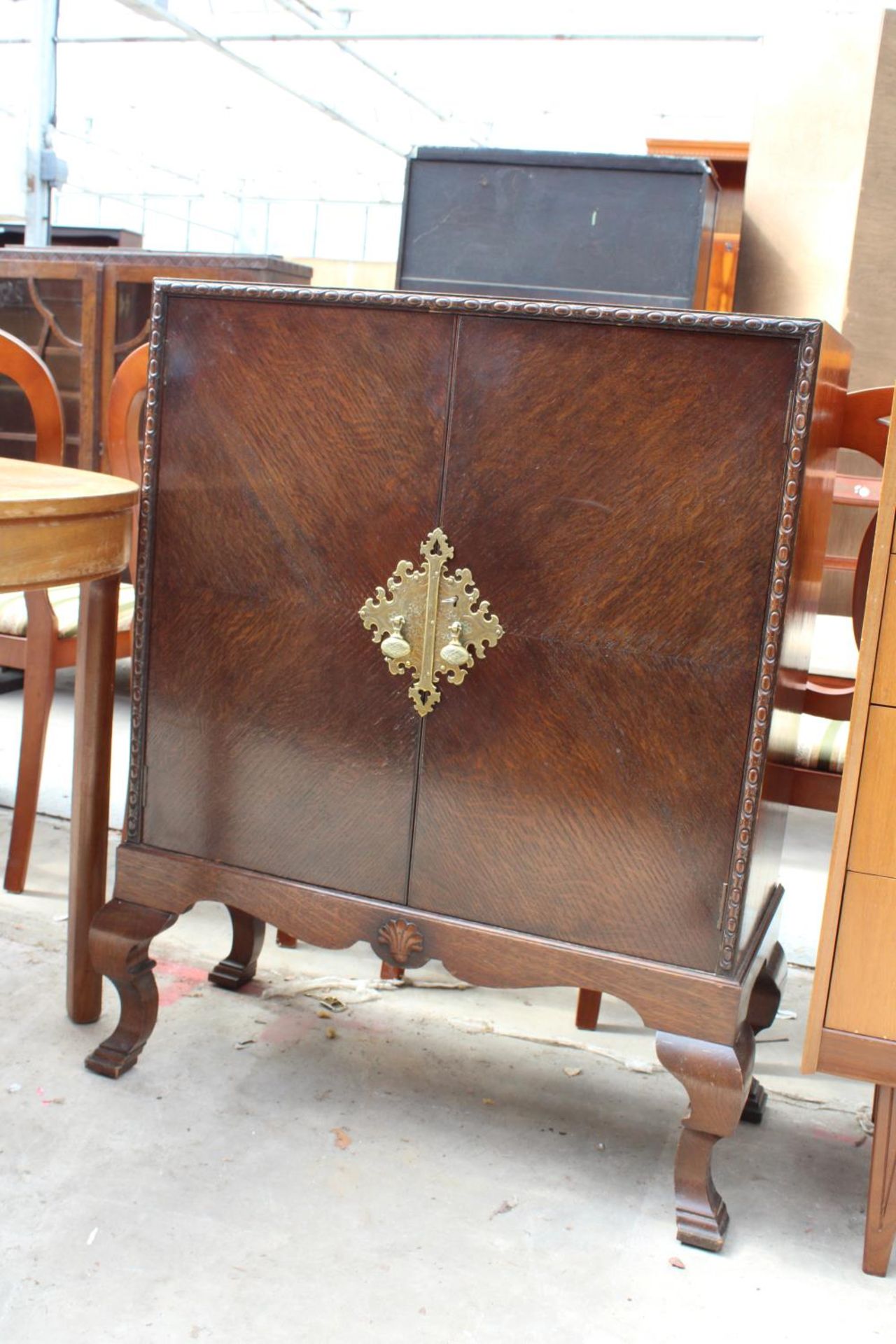 A MID 20TH CENTURY 2 DOOR CUPBOARD ON CABRIOLE LEGS, 30" WIDE - Image 2 of 4