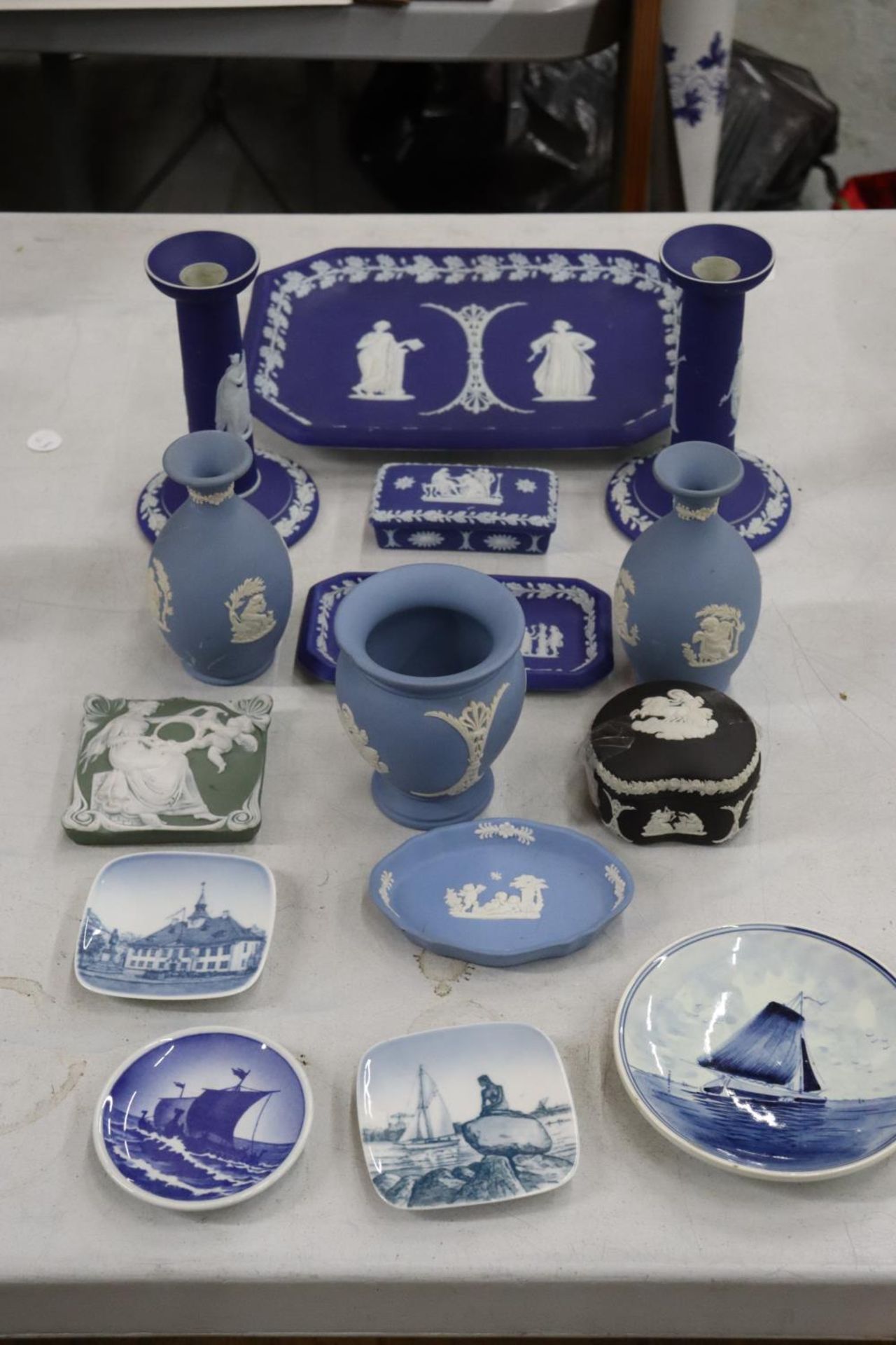 A MIXED LOT OF WEDGEWOOD TO INCLUDE CANDLESTICKS, TRINKET BOXES, VASES ETC PLUS A FURTHER