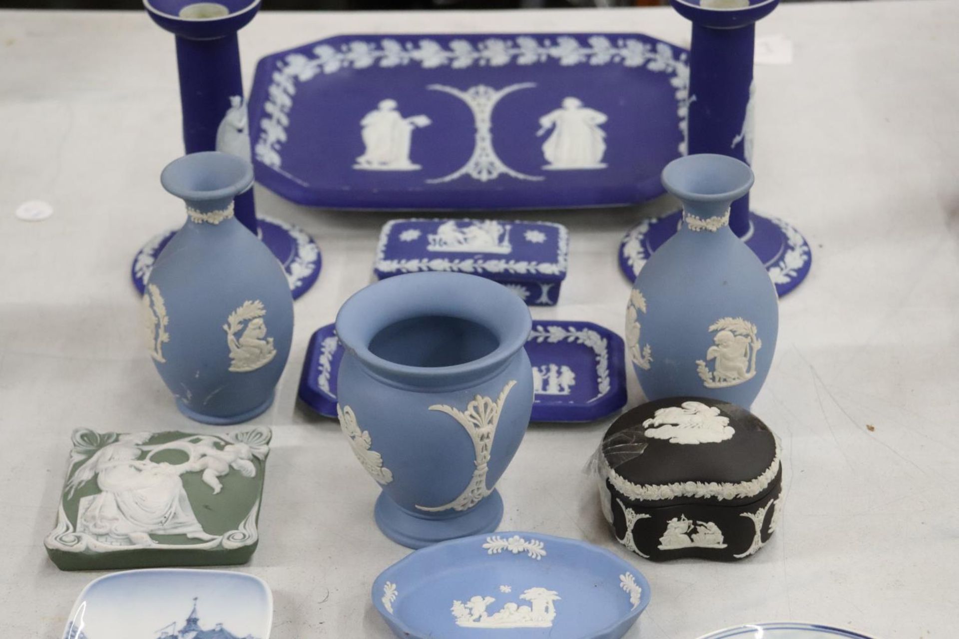 A MIXED LOT OF WEDGEWOOD TO INCLUDE CANDLESTICKS, TRINKET BOXES, VASES ETC PLUS A FURTHER - Image 3 of 6