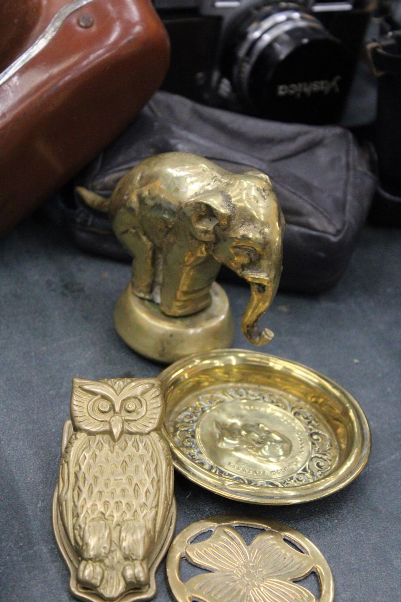 FIVE ITEMS OF VINTAGE BRASS TO INCLUDE HEAVY BRASS ELEPHANT, OWL WALL CLIP, PRINCE ALBERT CONSORT OF - Image 2 of 5