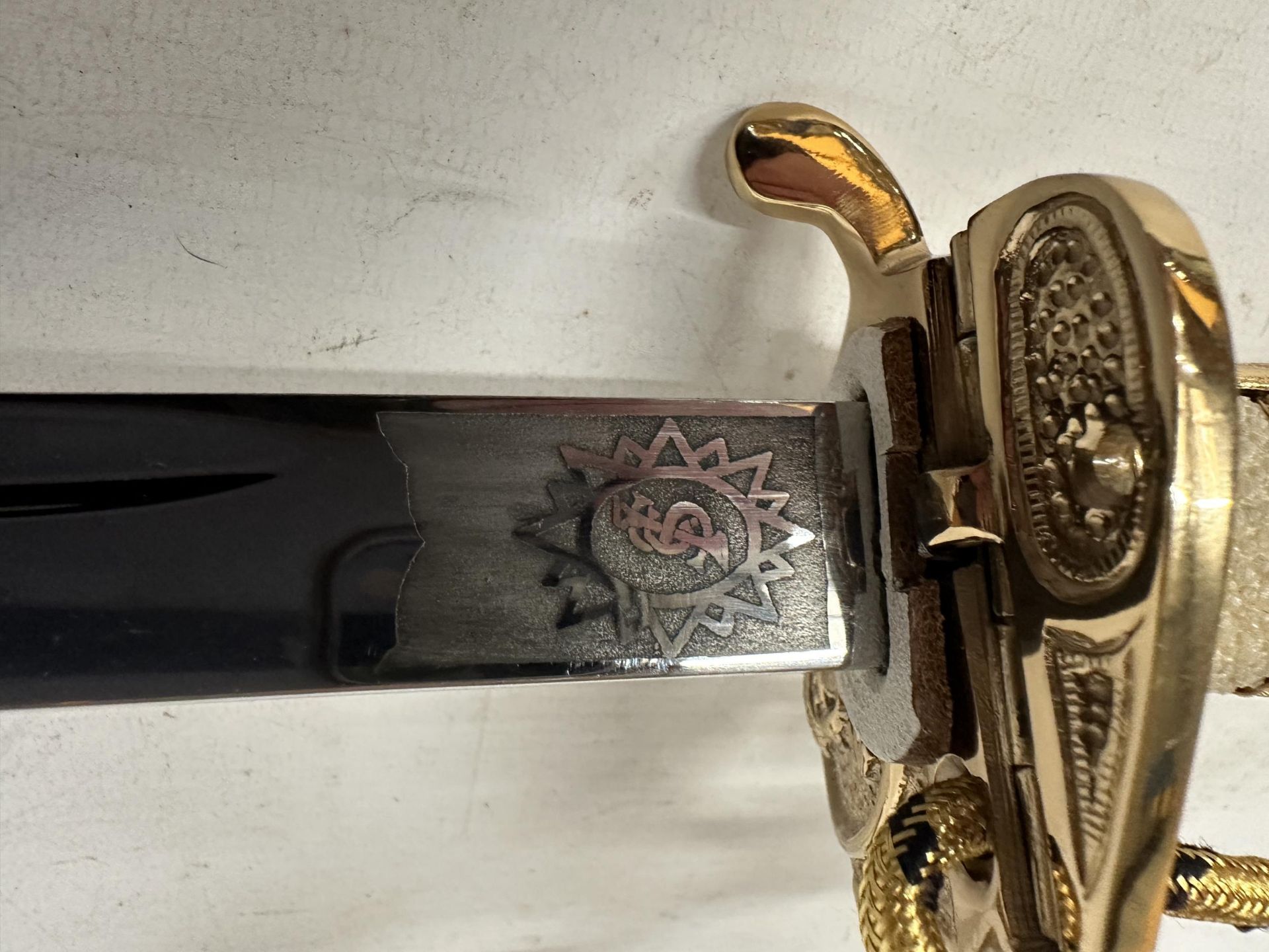 A MINT CONDITION GOOD QUALITY QUEEN ELIZABETH II NAVAL OFFICERS SWORD AND SCABBARD - 78CM BLADE WITH - Image 8 of 15