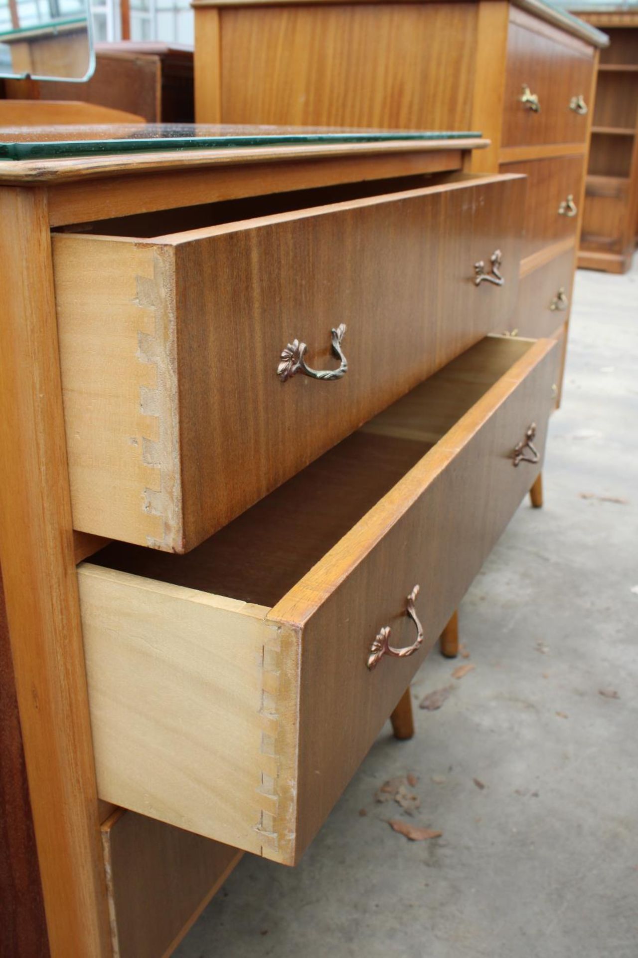 A MID 20TH CENTURY TEAK CHEST OF FOUR DRAWERS AND A MATCHING DRESSING CHEST (30" WIDE EACH) - Image 5 of 7