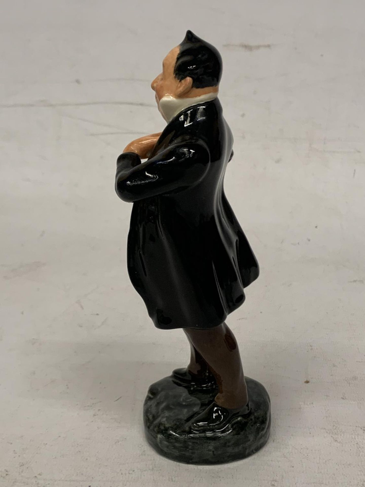 A ROYAL DOULTON 'PECKSNIFF' FIGURINE (HN 2098) - Image 3 of 4