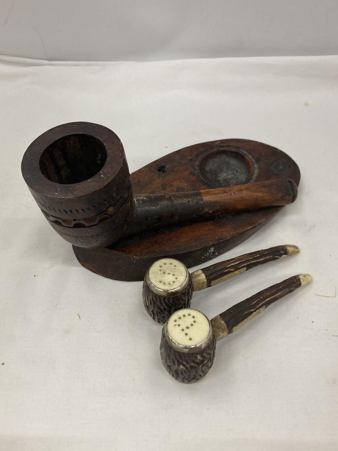 A CARVED PIPE STAND AND A CRUET SET OF SALT AND PEPPER PIPES