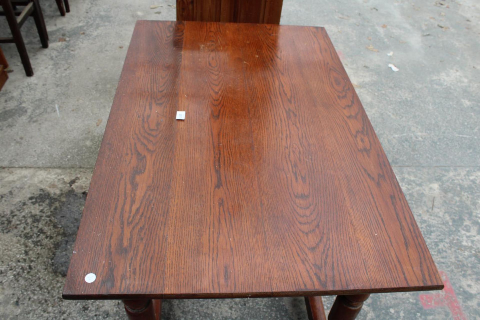 A MID 20TH CENTURY OAK REFECTORY STYLE DINING CHAIR ON TURNED LEGS AND STRAIGHT STRETCHERS, 43" X - Image 2 of 3