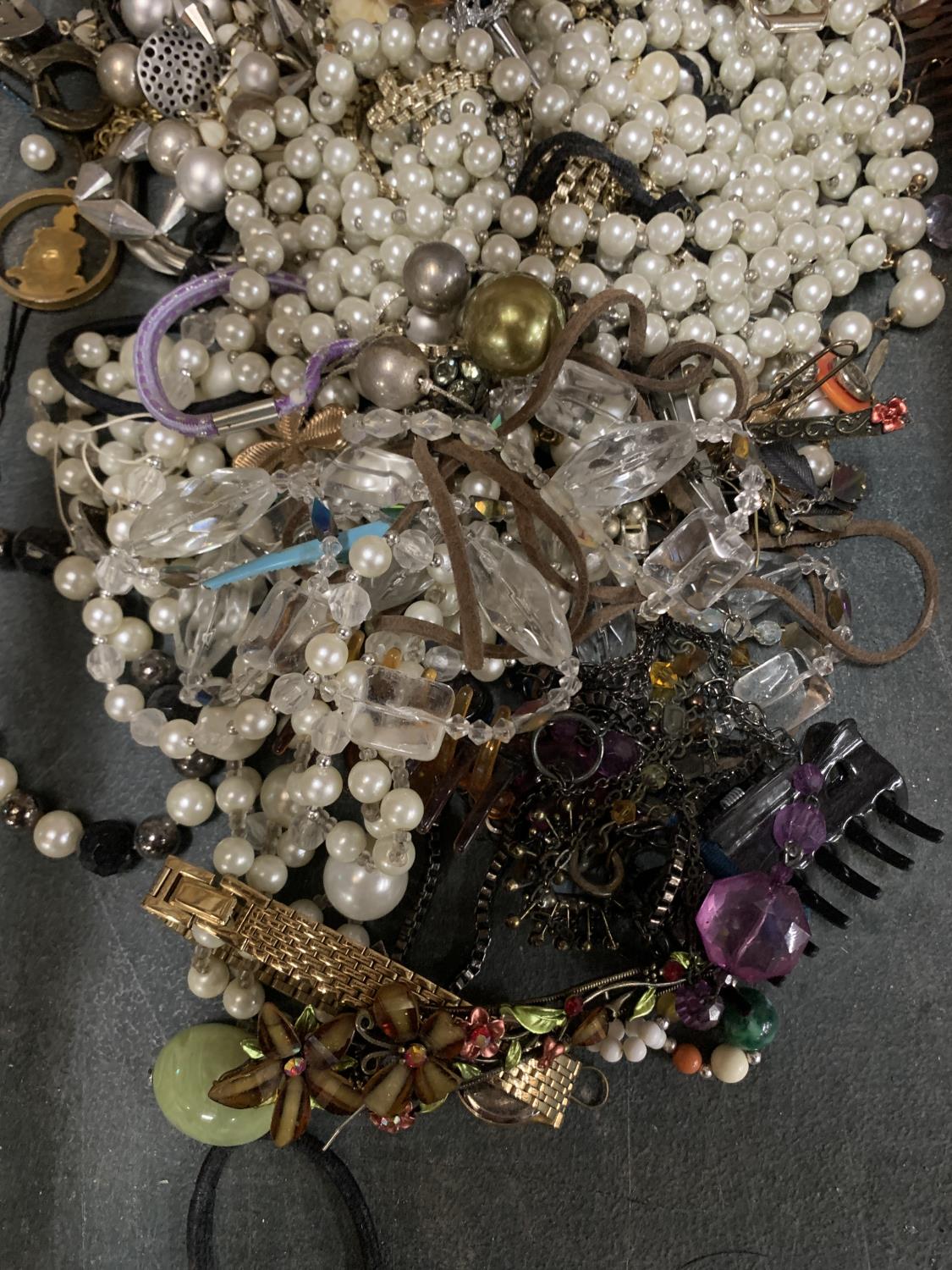 A QUANTITY OF COSTUME JEWELLERY TO INCLUDE NECKLACES, EARRINGS, BROOCHES ETC - Image 2 of 4